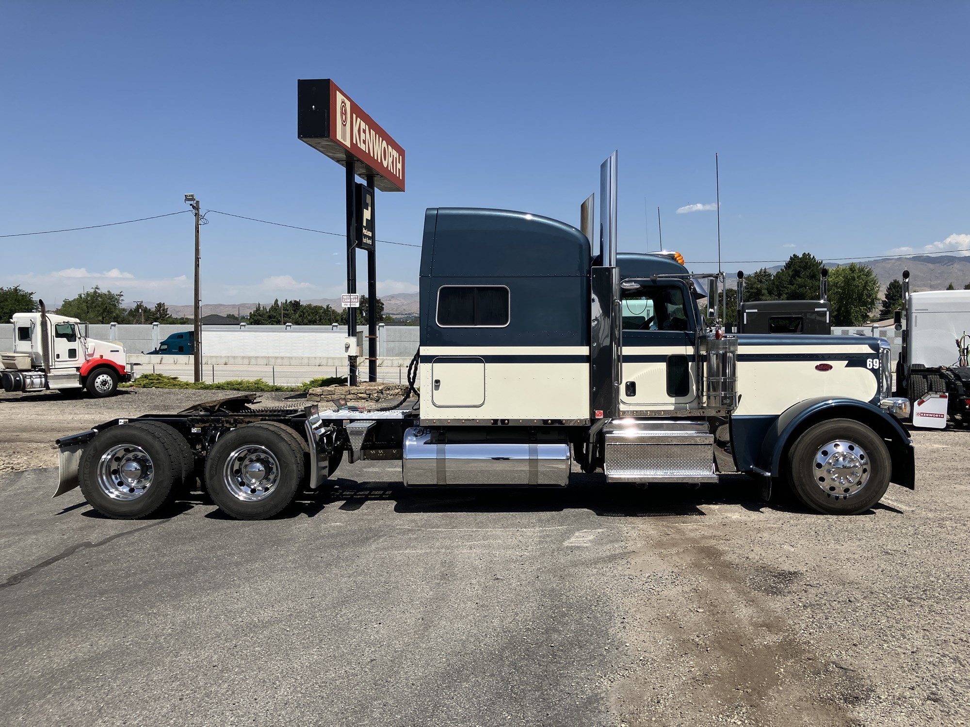 2022 Peterbilt 389 - image 6 of 6