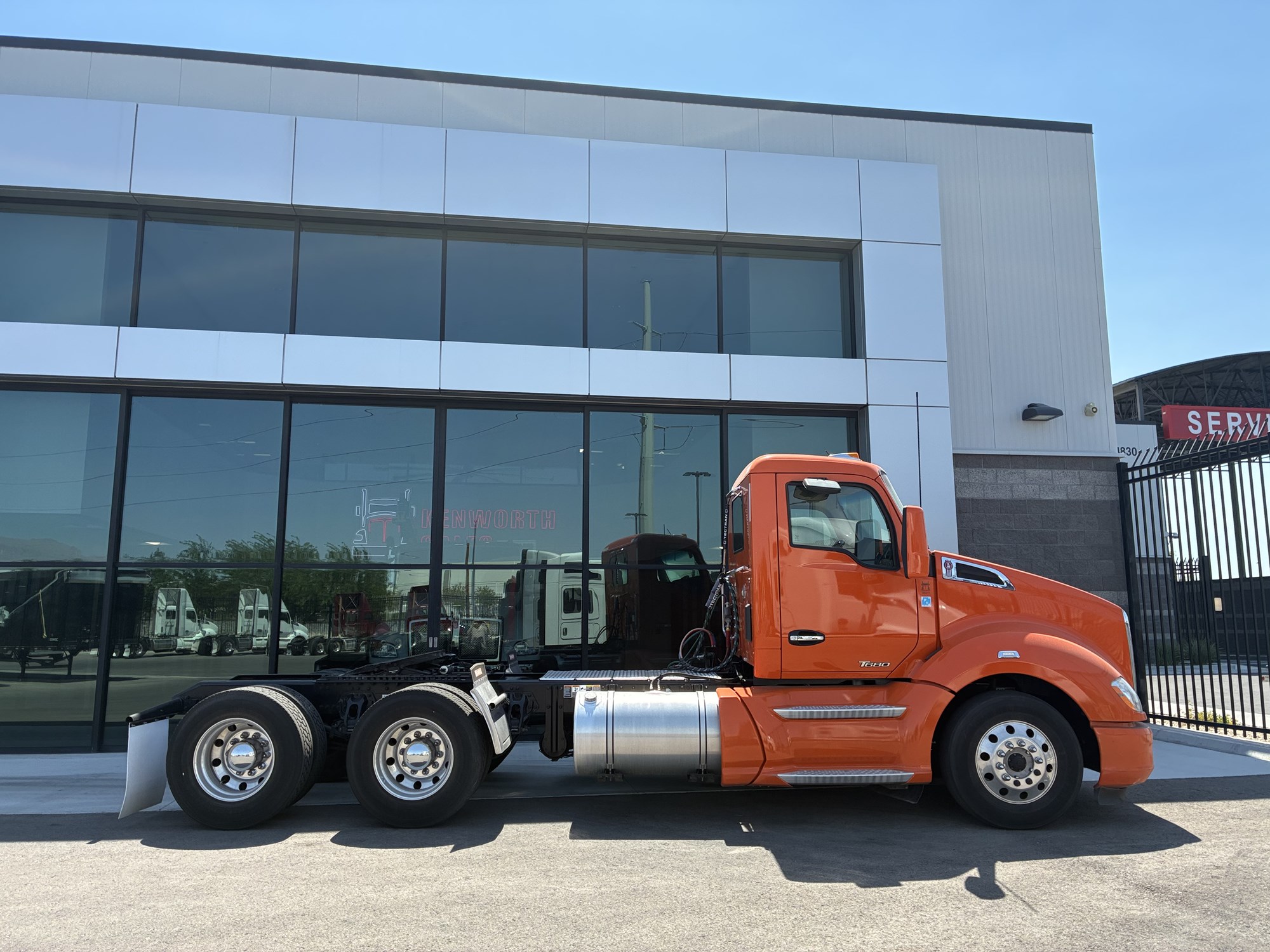 2022 Kenworth T680 - image 2 of 6