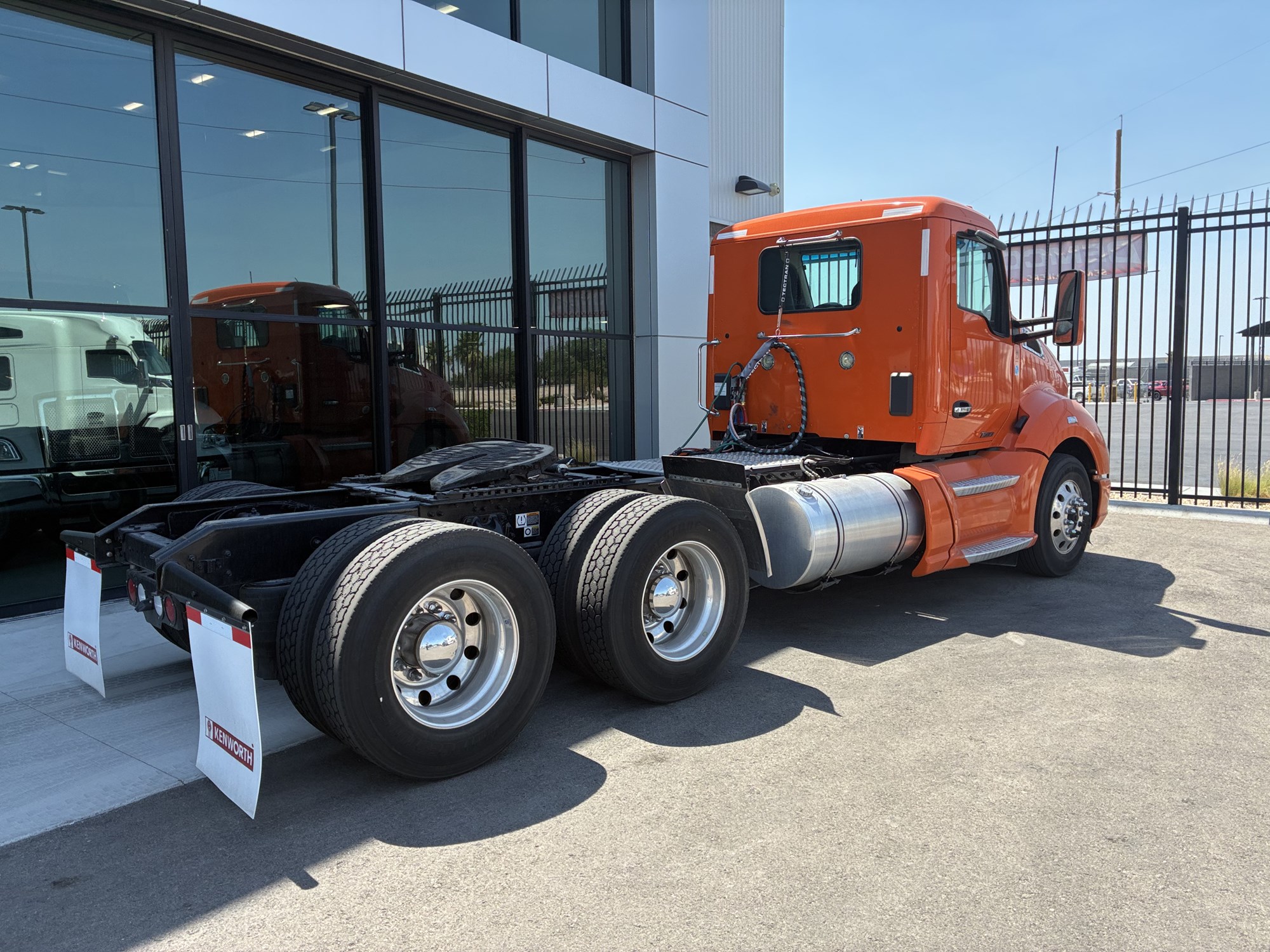 2022 Kenworth T680 - image 3 of 6