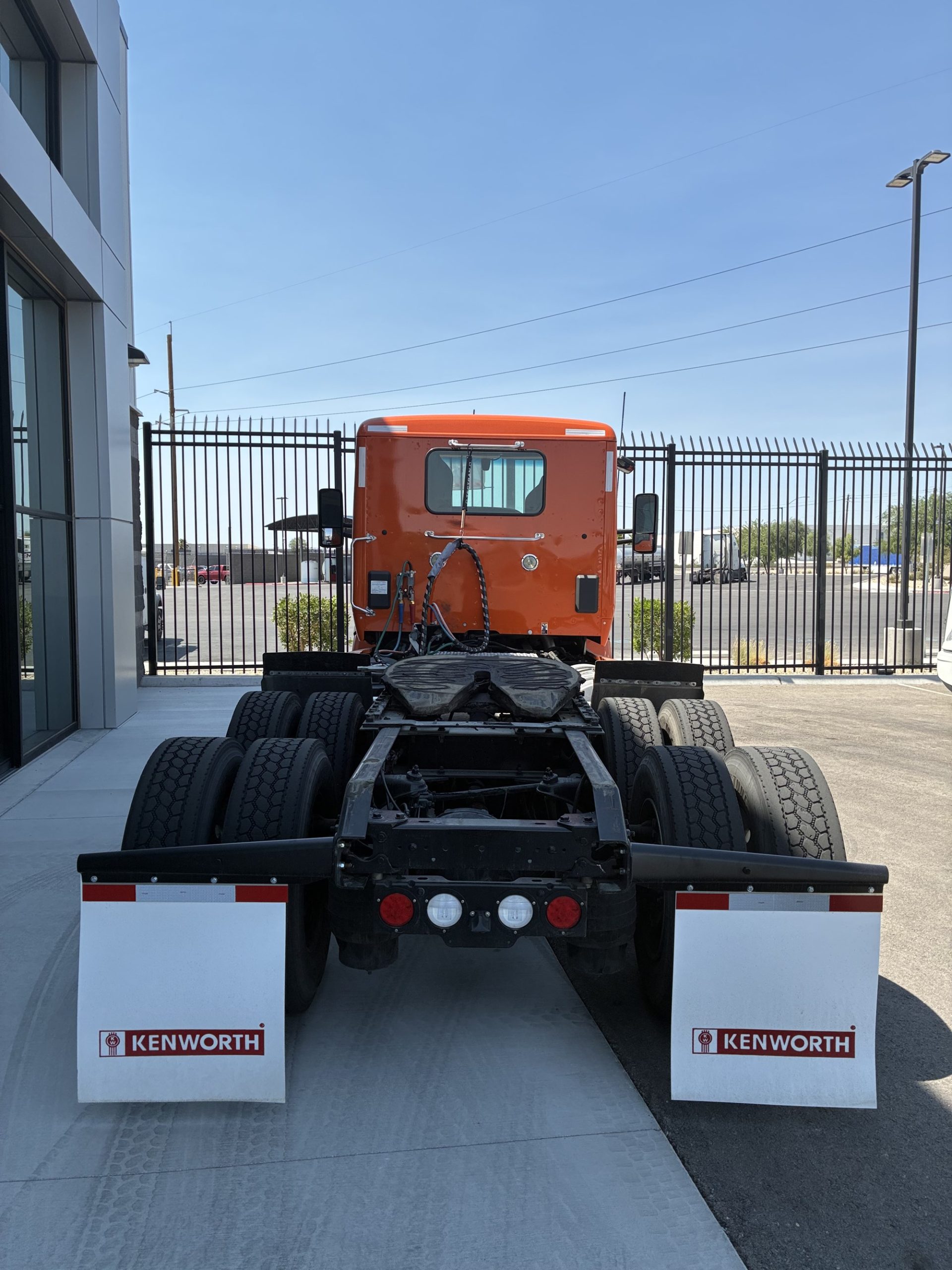 2022 Kenworth T680 - image 4 of 6