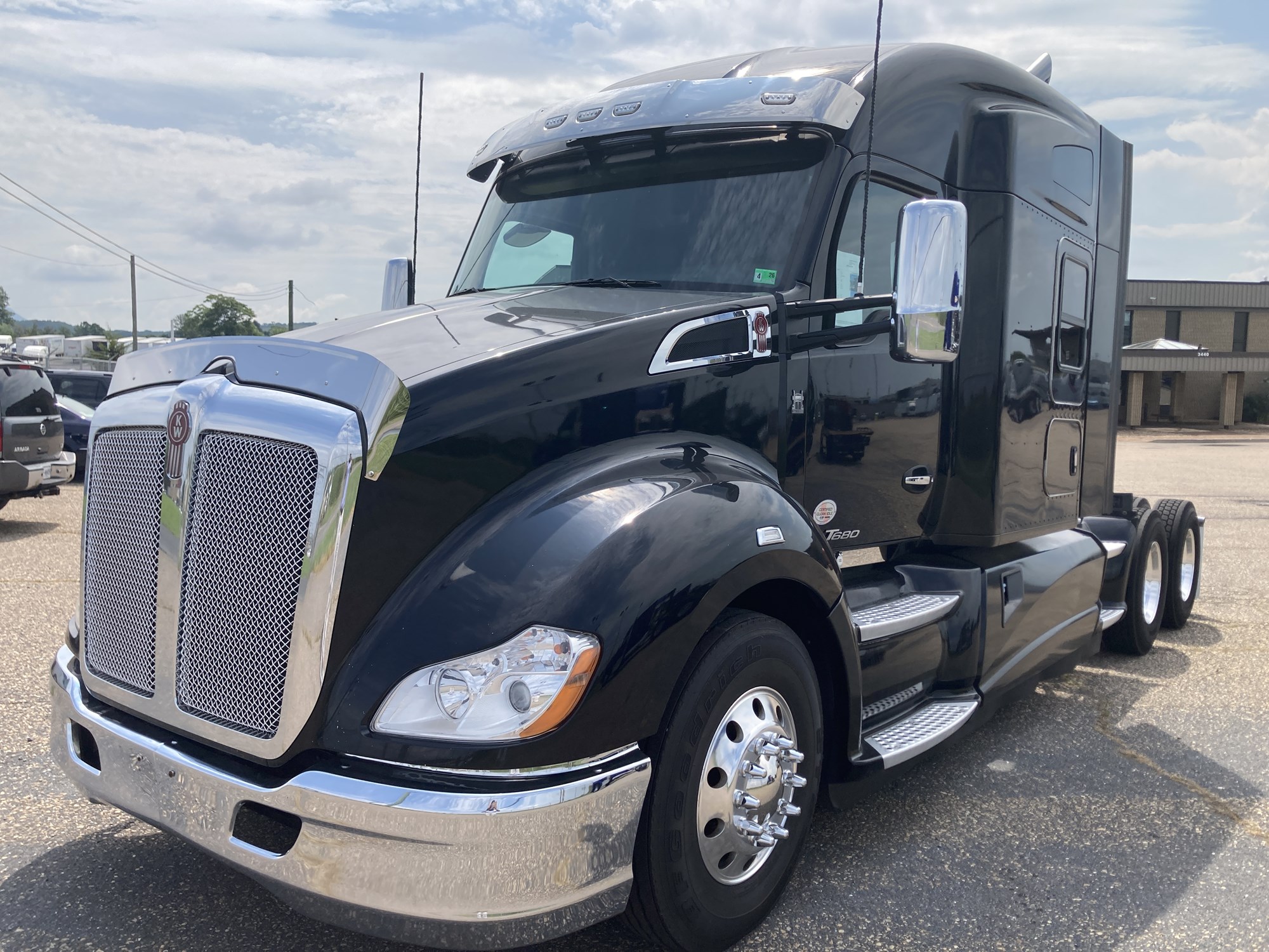 2022 Kenworth T680 2022 Kenworth T680 - image 1 of 6