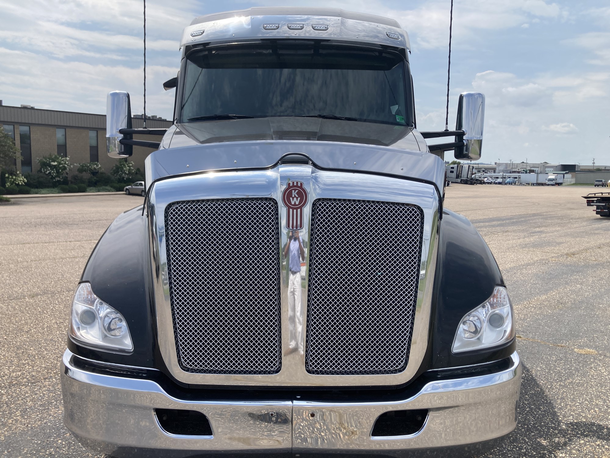 2022 Kenworth T680 2022 Kenworth T680 - image 2 of 6
