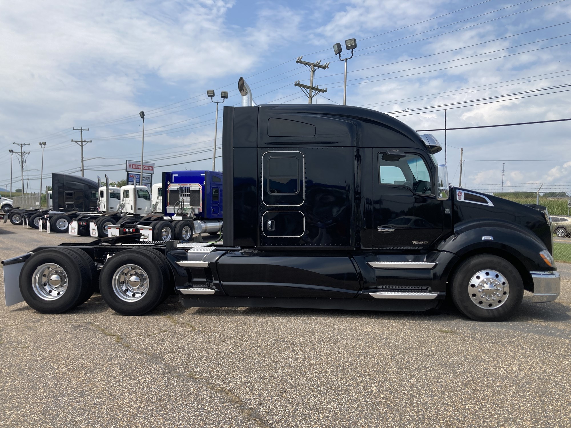 2022 Kenworth T680 2022 Kenworth T680 - image 4 of 6
