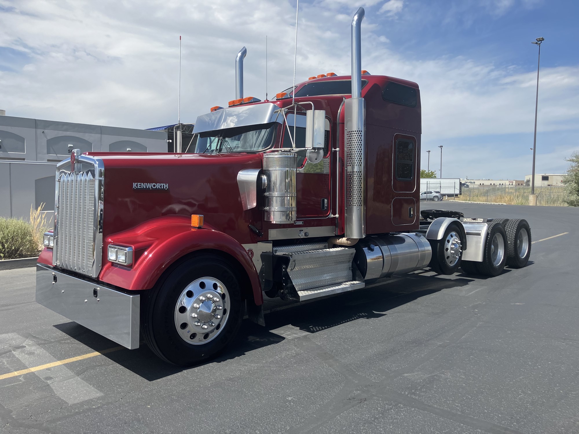 2022 Kenworth W900 - image 2 of 6