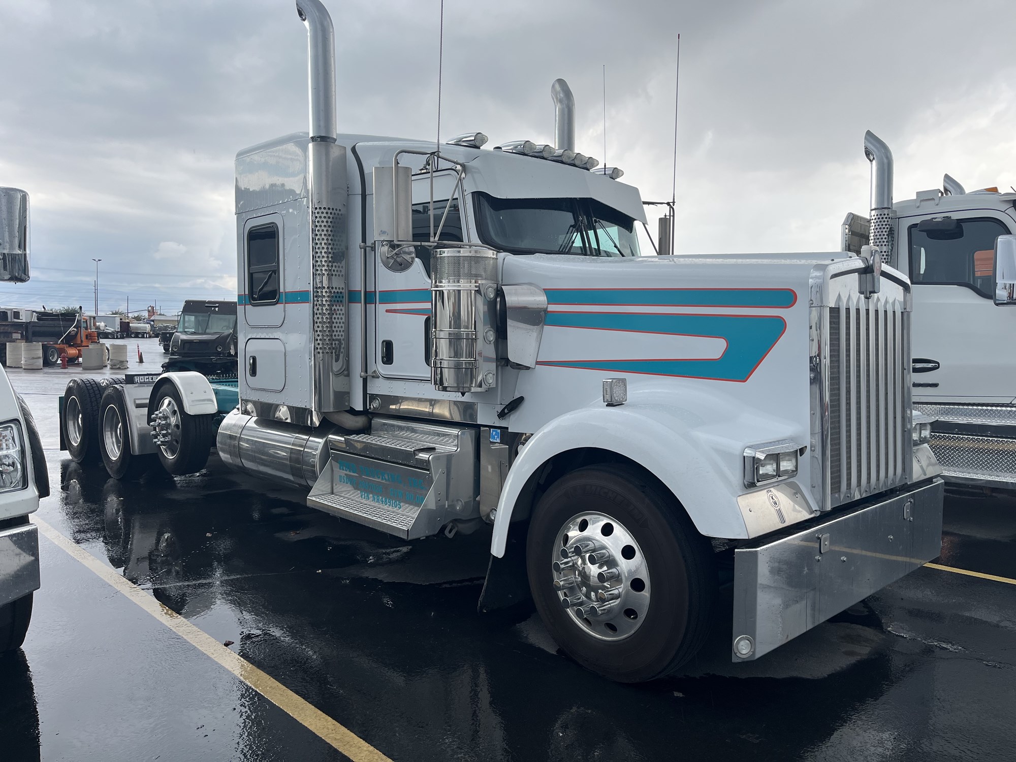 2022 Kenworth W900 - image 1 of 2