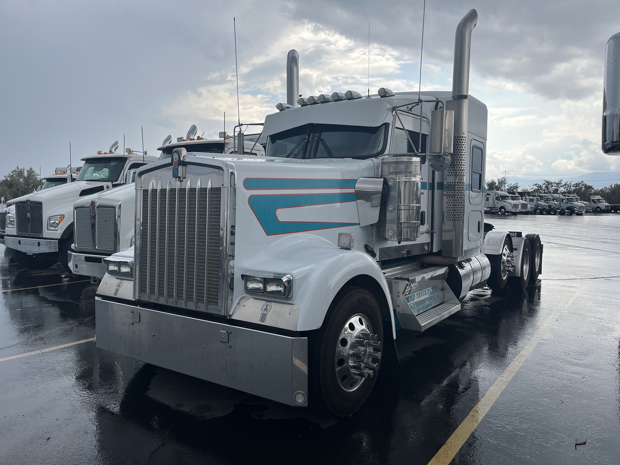 2022 Kenworth W900 - image 2 of 2