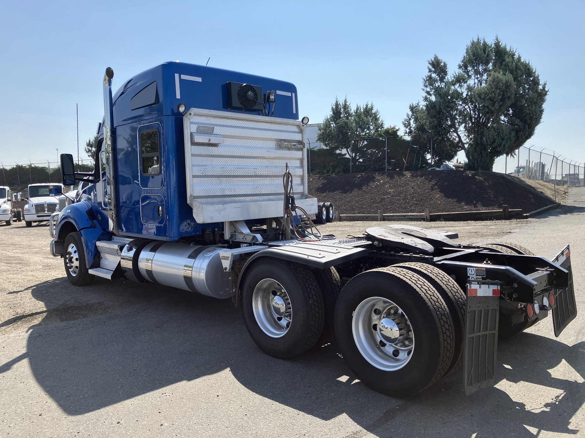 2023 Kenworth T880 - image 3 of 6