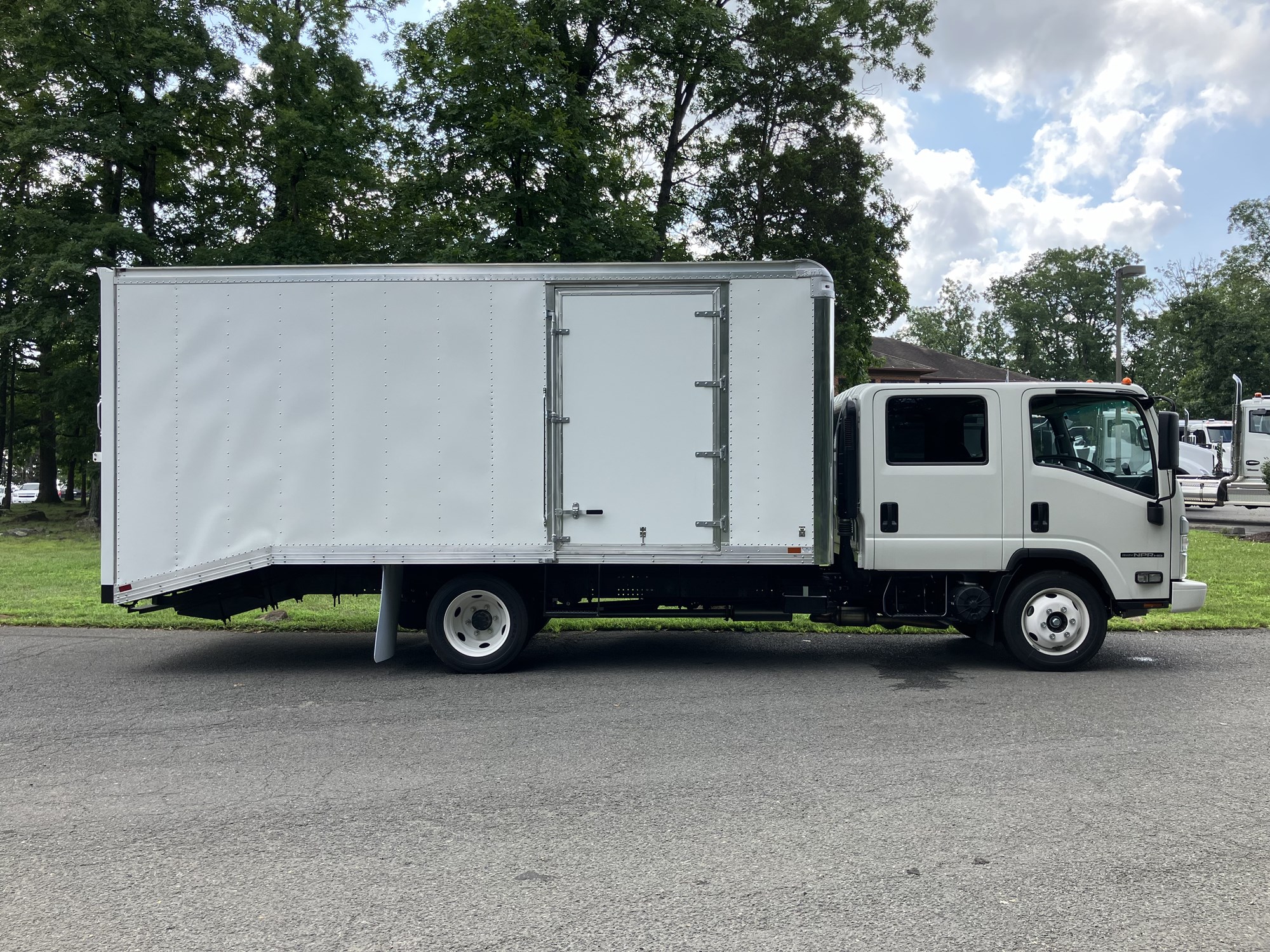 2024 Isuzu NPRGASHD 1G4 - image 4 of 6