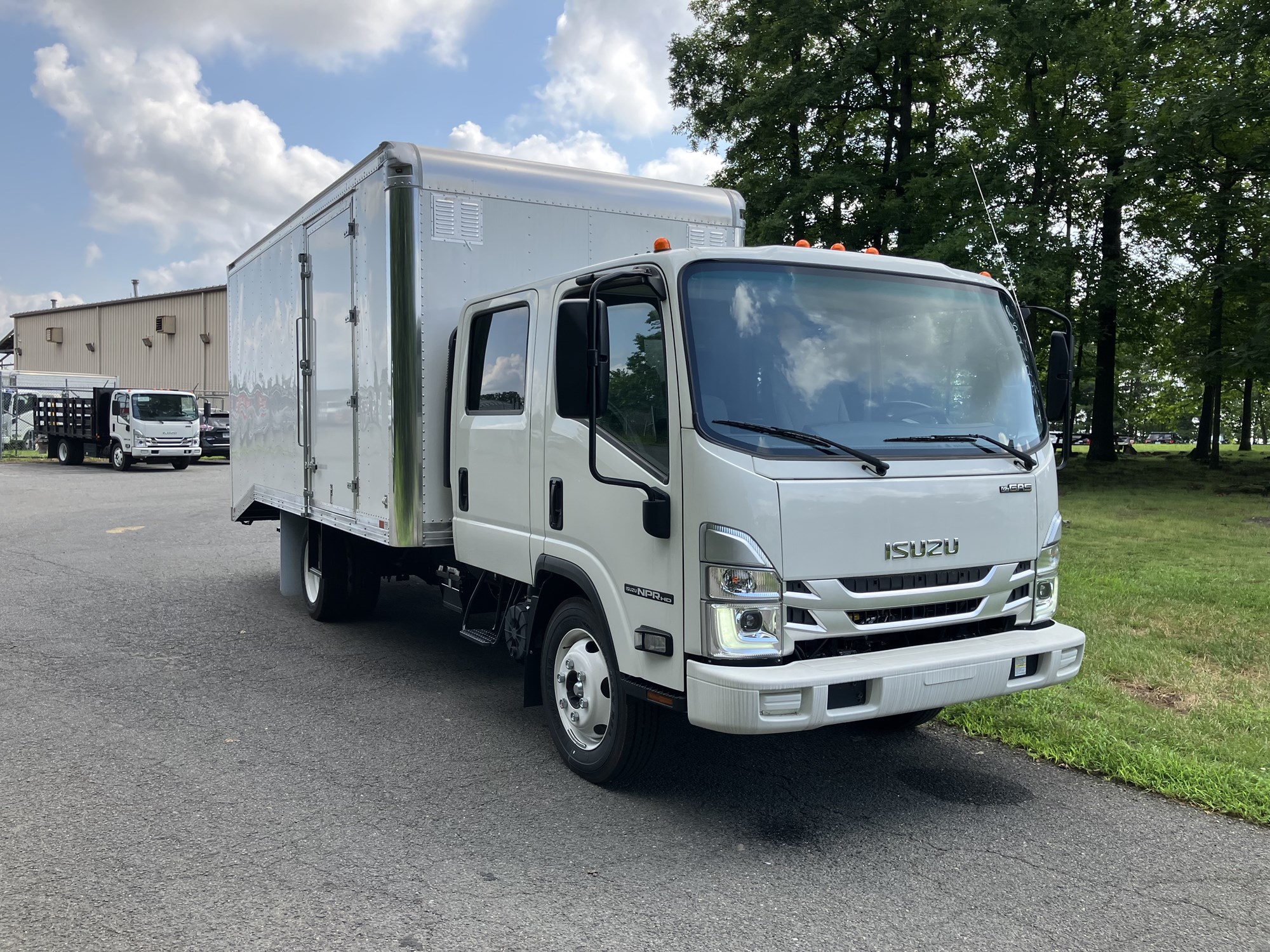 2024 Isuzu NPRGASHD 1G4 - image 3 of 6