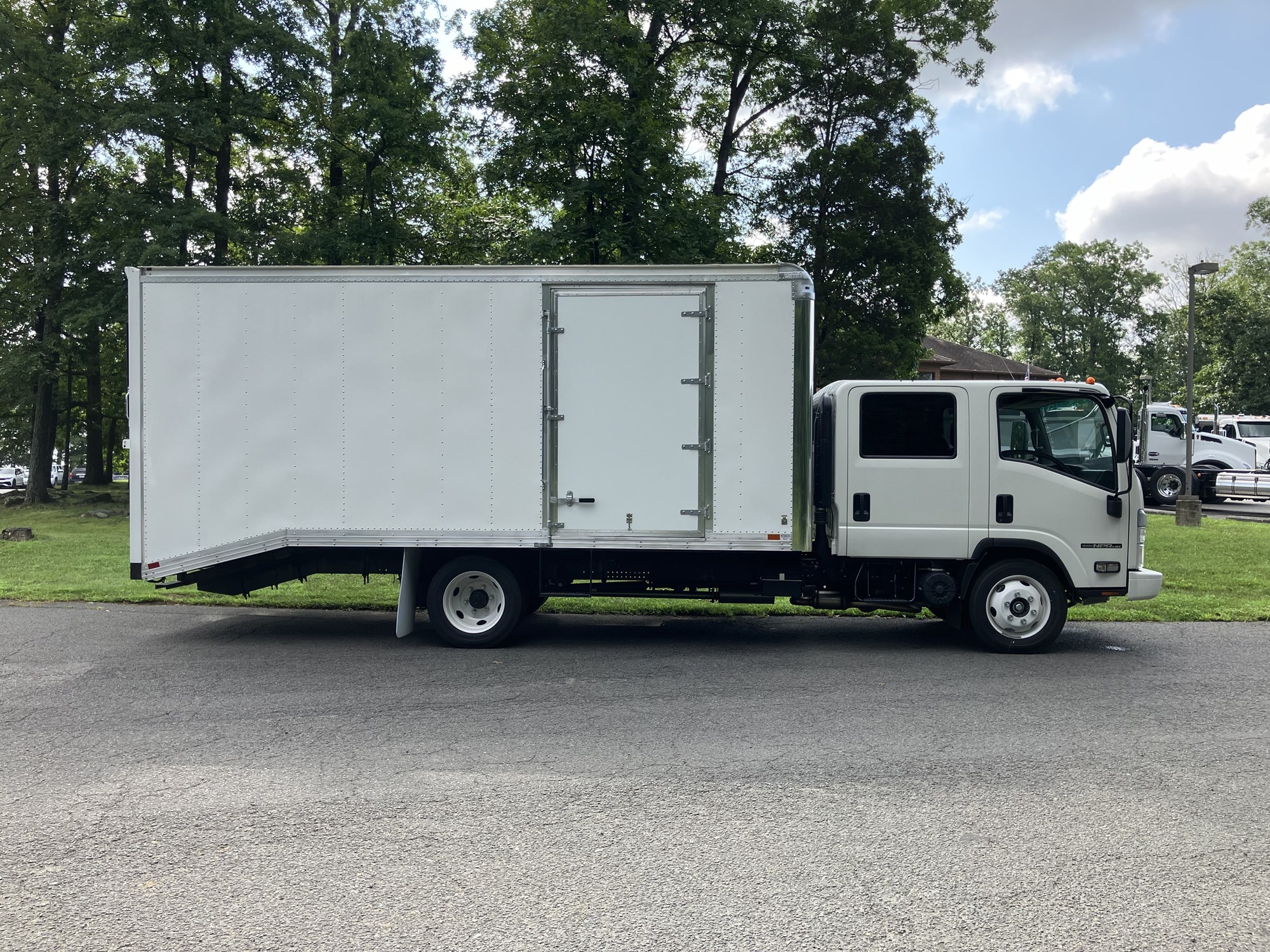 2024 Isuzu NPRGASHD 1G4 - image 4 of 6