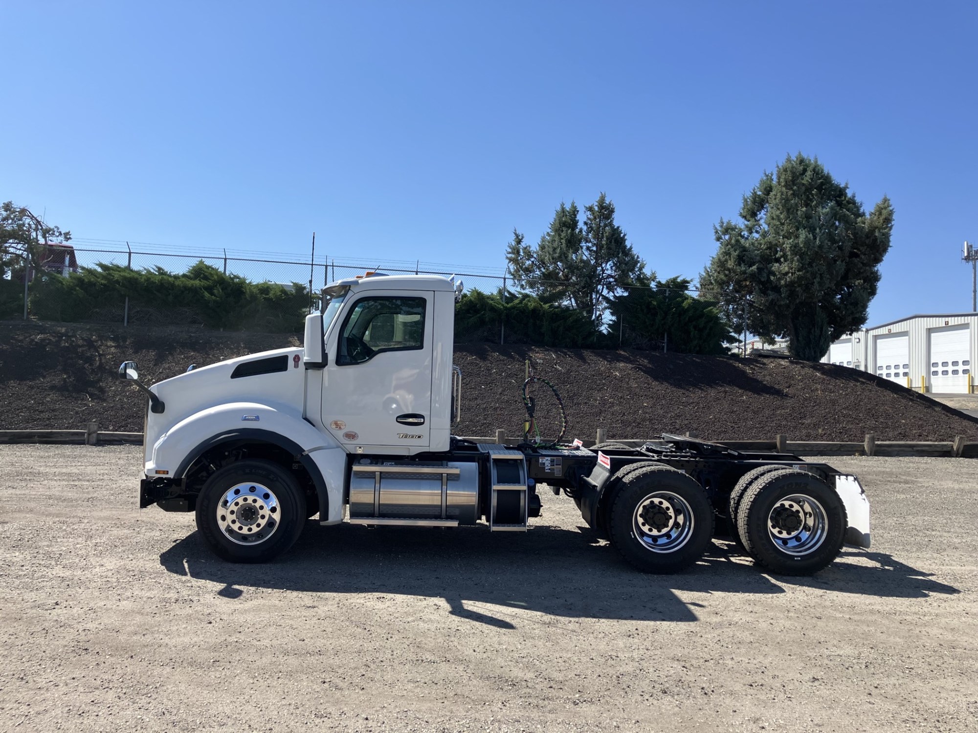 2025 Kenworth T880 - image 2