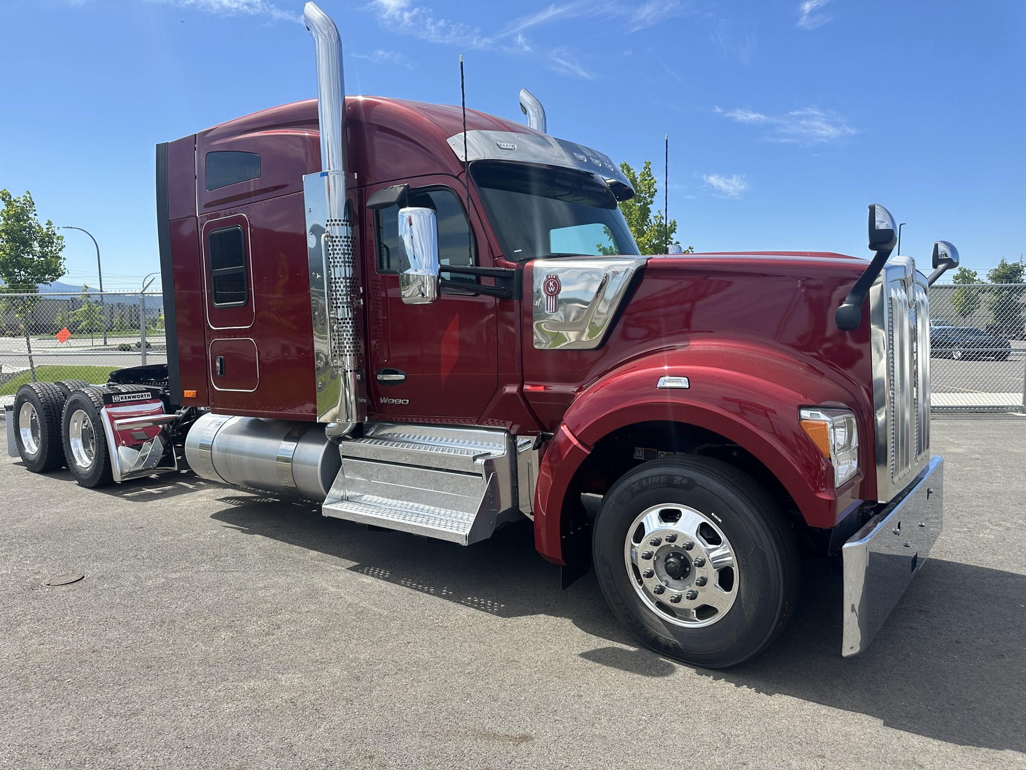 2025 Kenworth W990 - image 2 of 6
