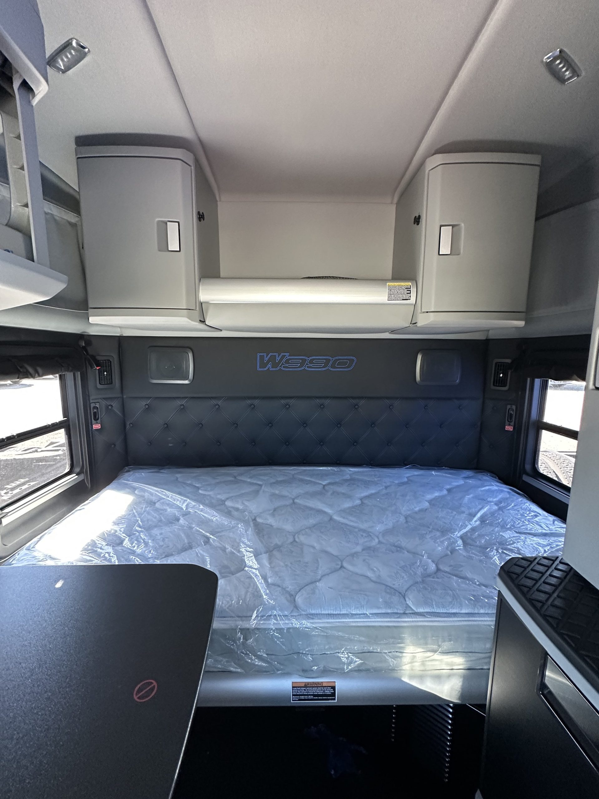 2025 Kenworth W990 - image 5 of 6