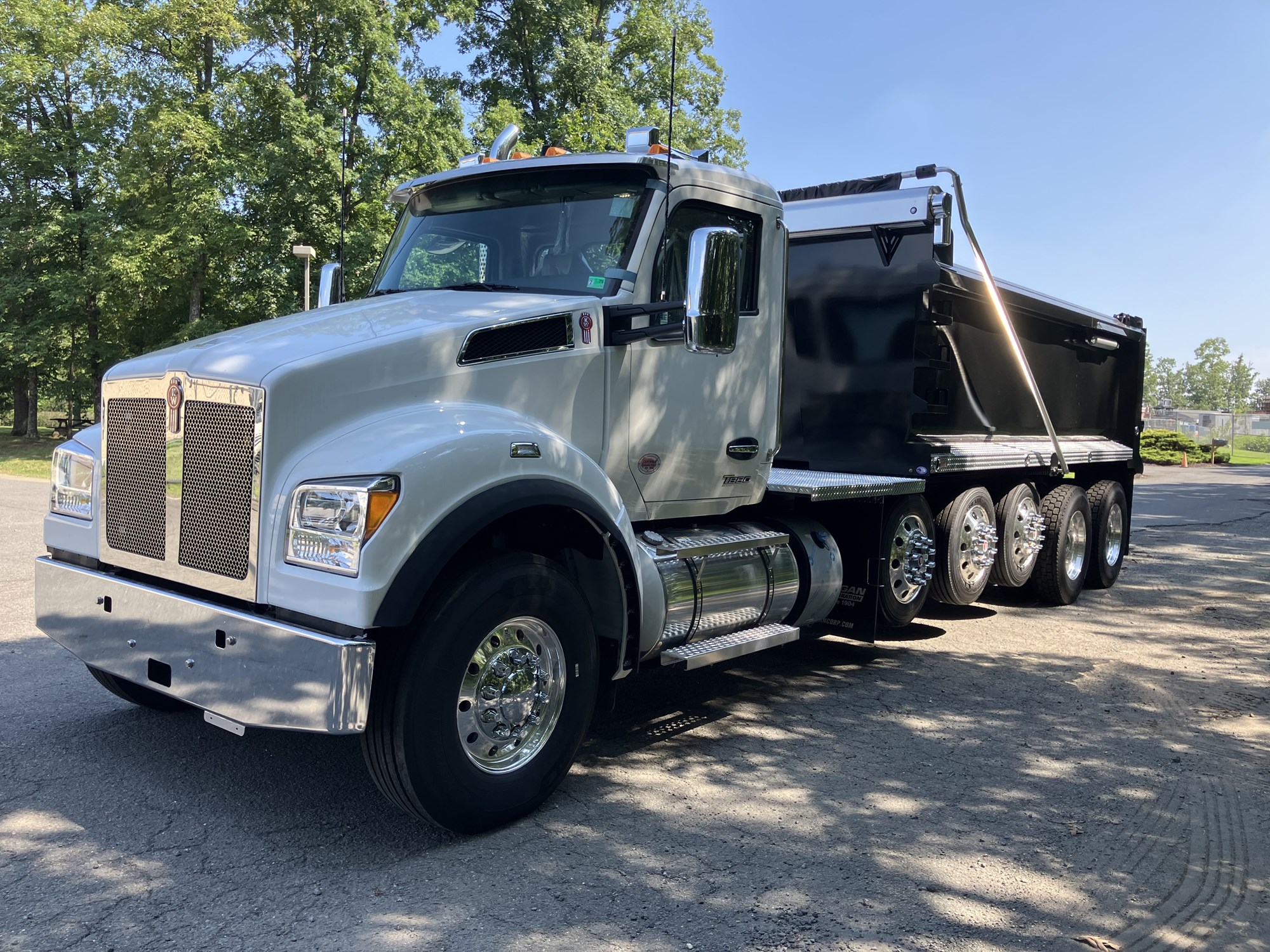 2025 Kenworth T880 - image 1 of 6