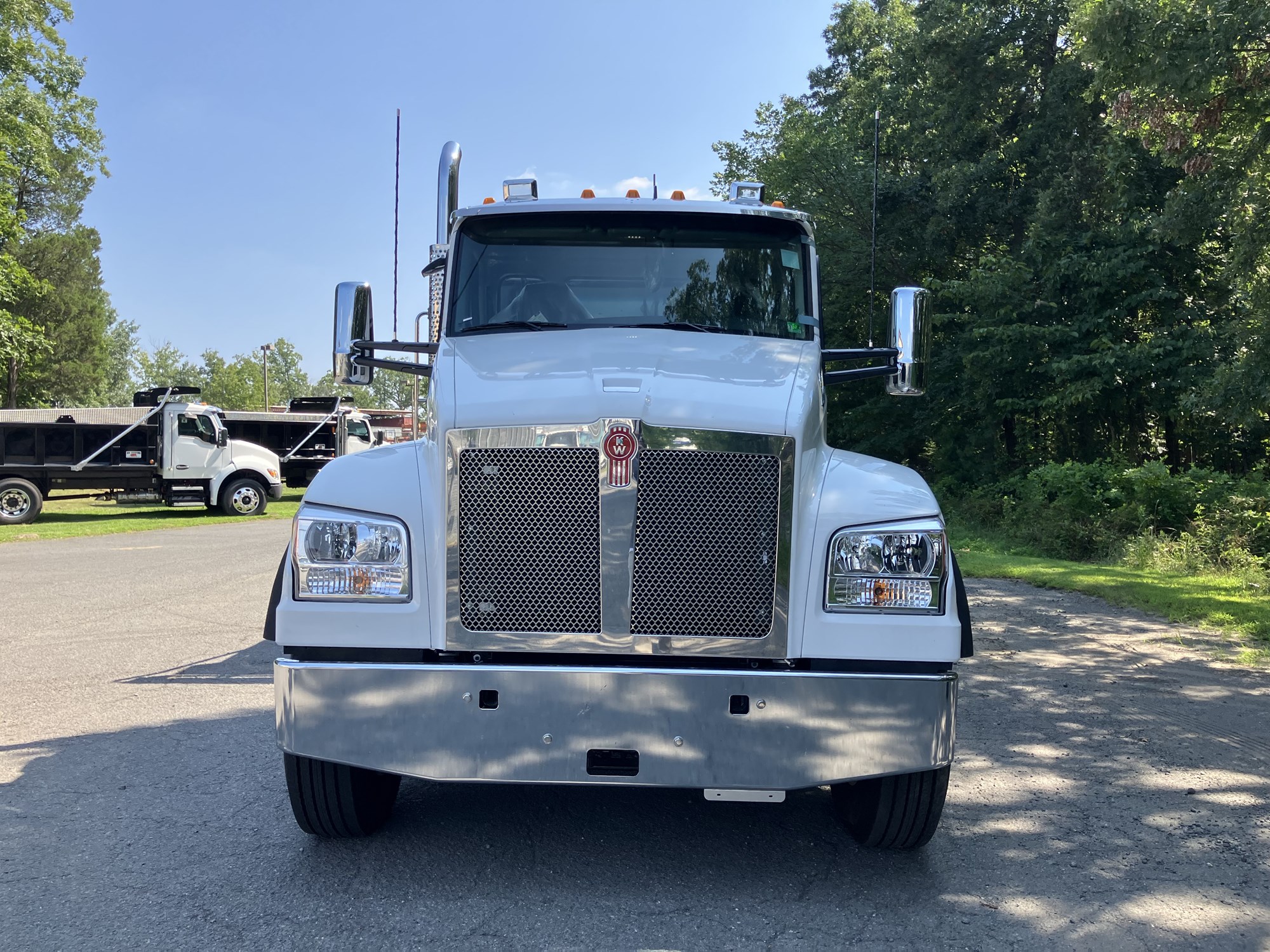 2025 Kenworth T880 - image 2 of 6