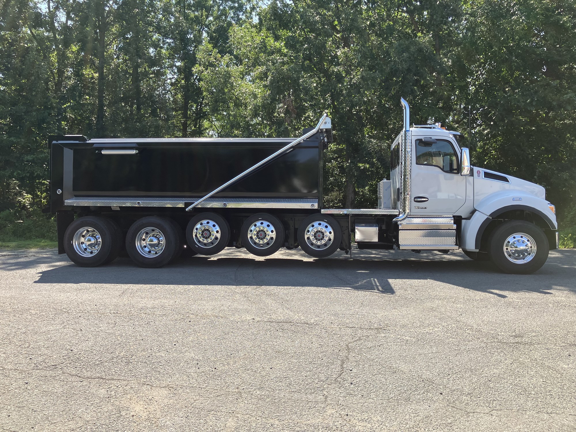 2025 Kenworth T880 - image 4 of 6