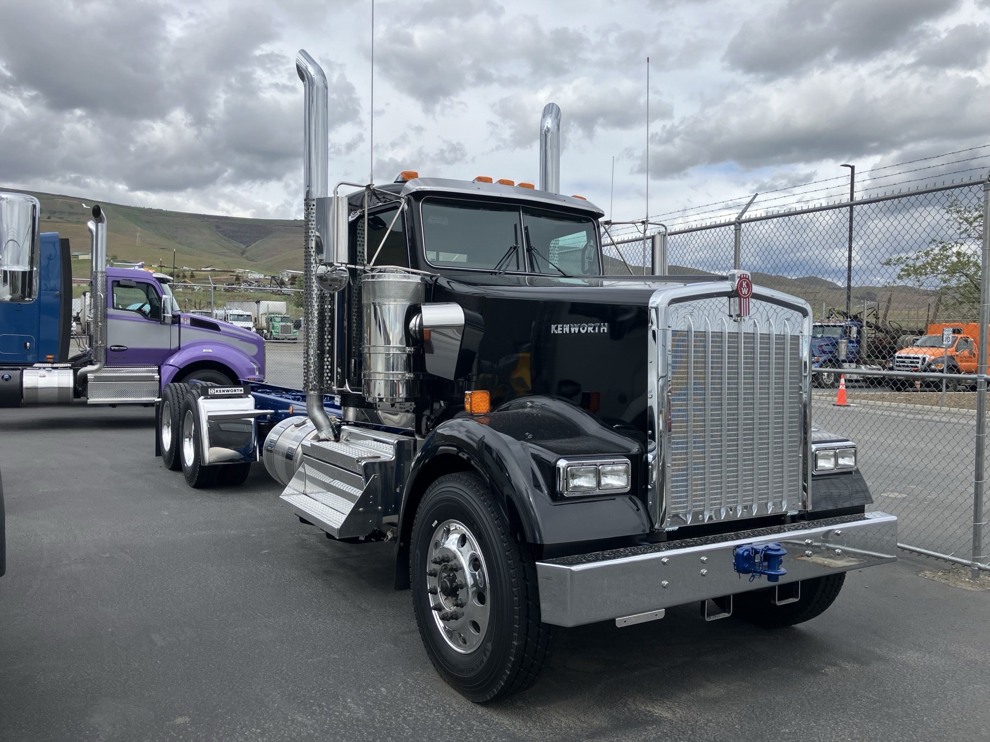 2025 Kenworth W900 - image 2