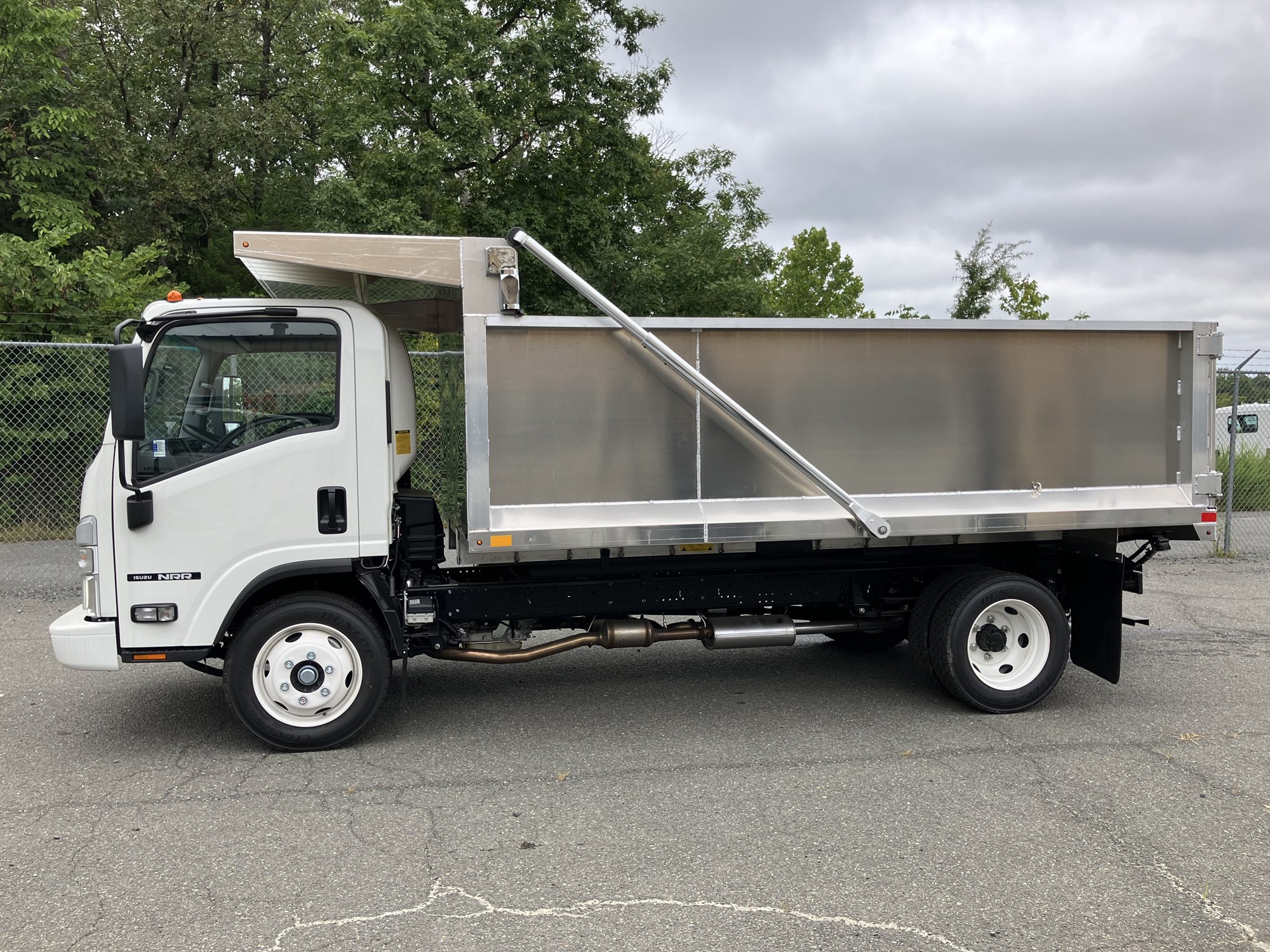 2025 Isuzu NRR GAS 1U3 - image 1 of 6
