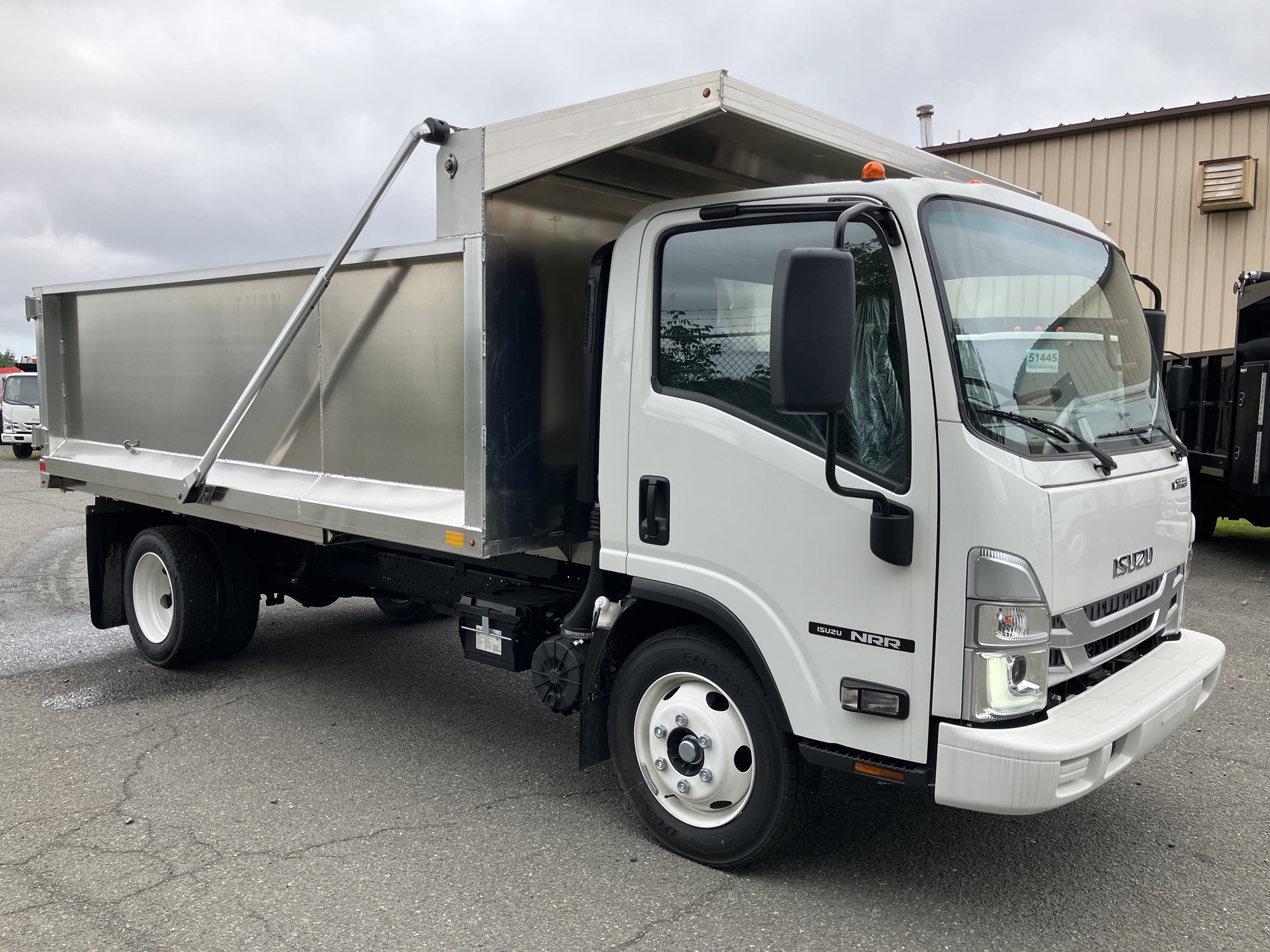 2025 Isuzu NRR GAS 1U3 - image 4 of 6
