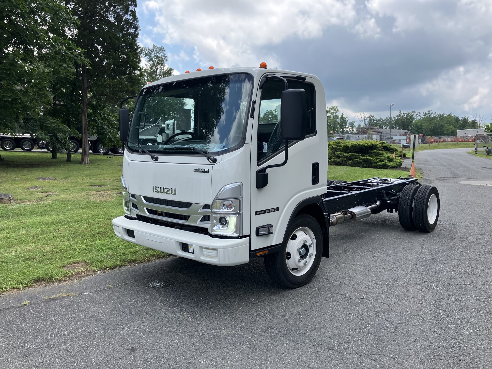 2025 Isuzu NRR GAS 1U3 - image 1 of 6