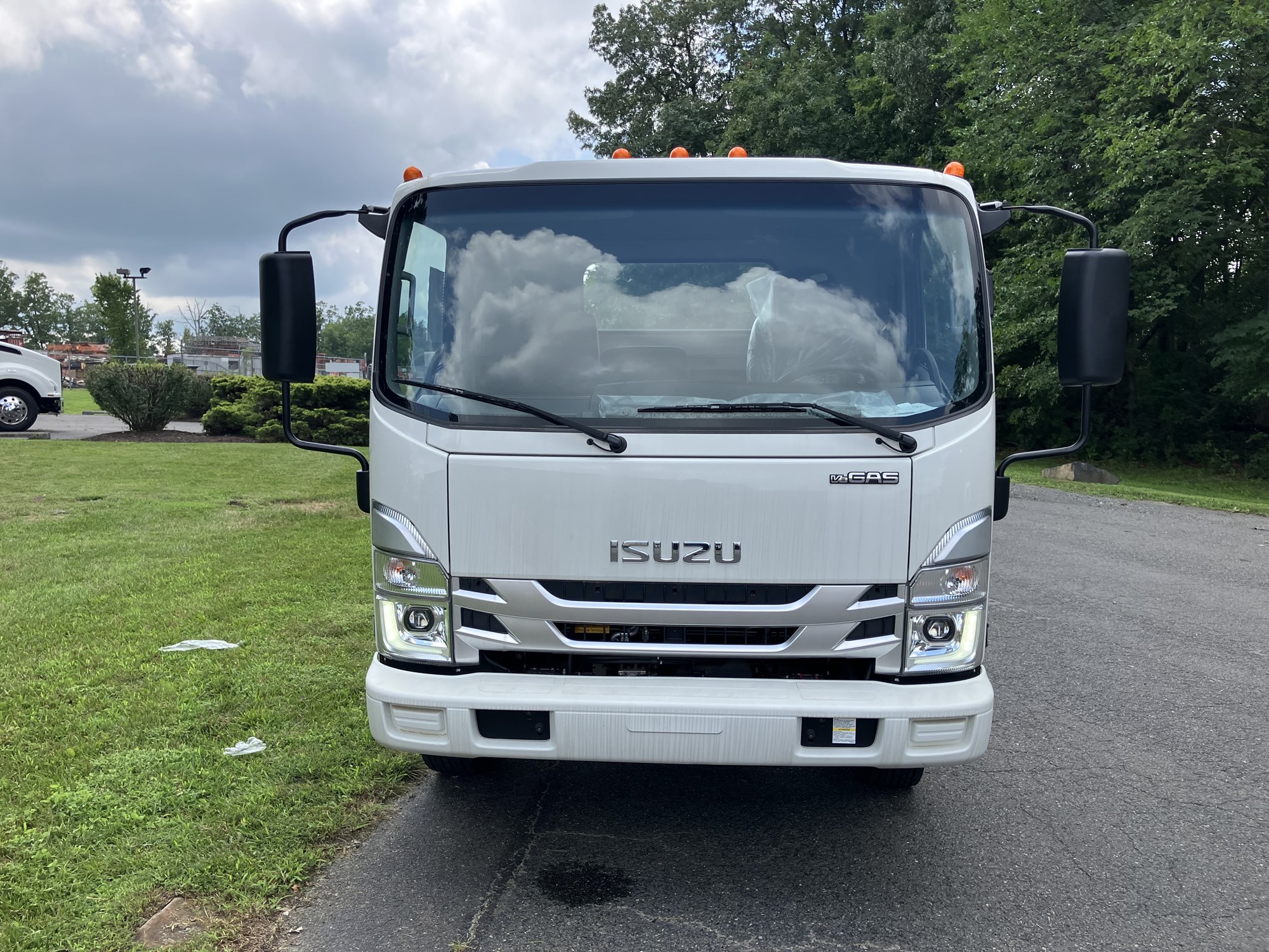 2025 Isuzu NRR GAS 1U3 - image 2 of 6