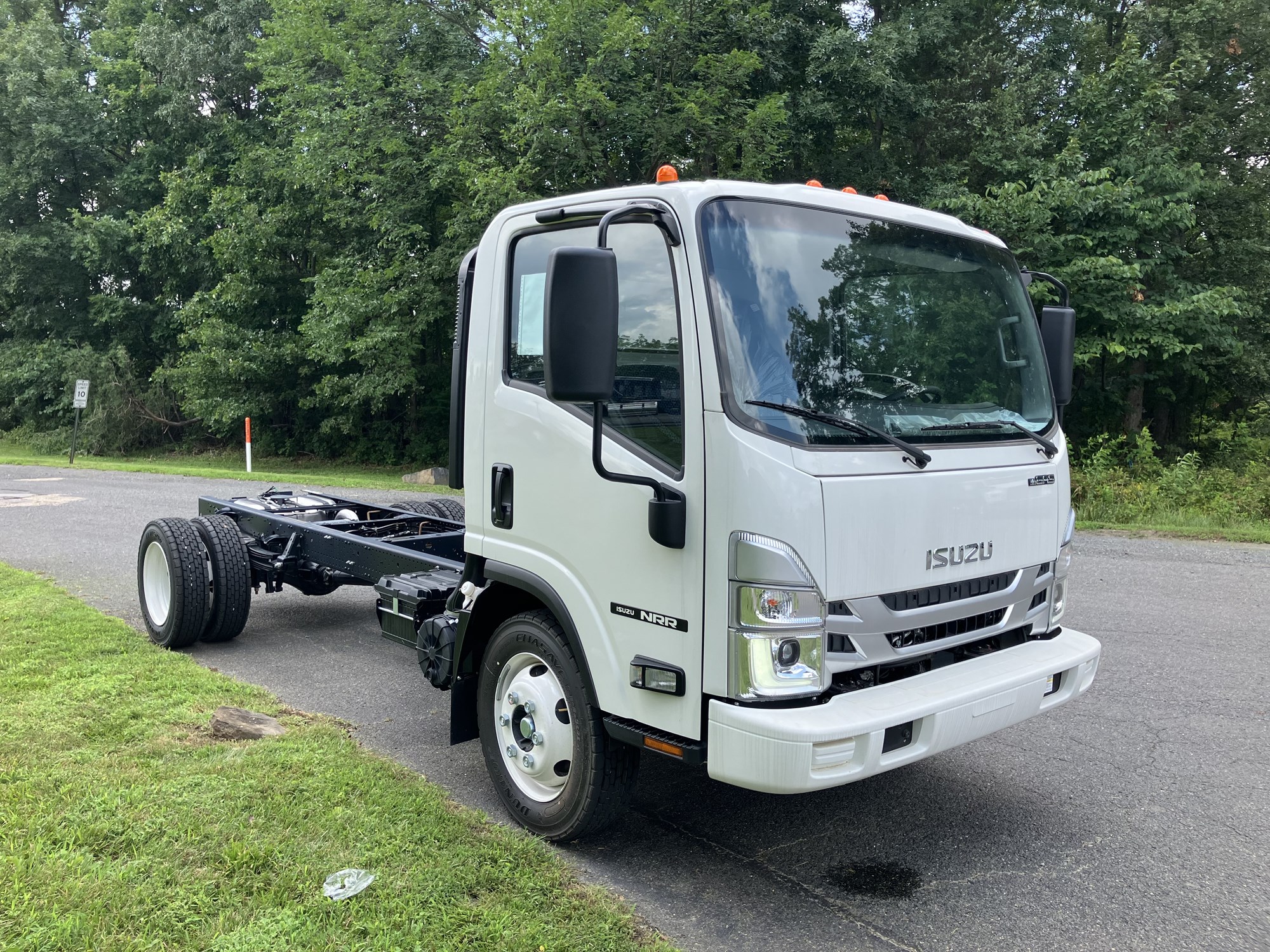 2025 Isuzu NRR GAS 1U3 - image 3 of 6