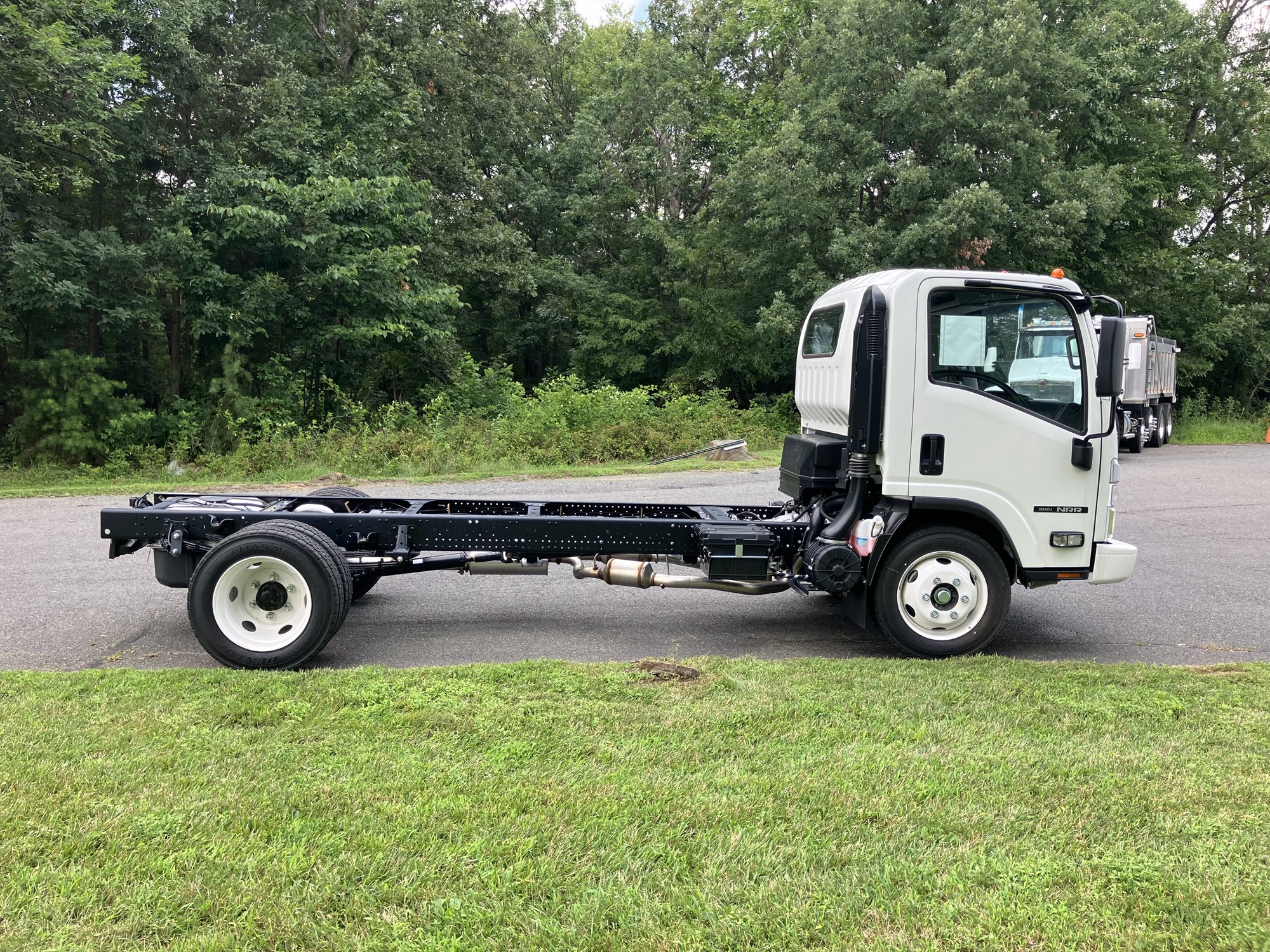 2025 Isuzu NRR GAS 1U3 - image 4 of 6