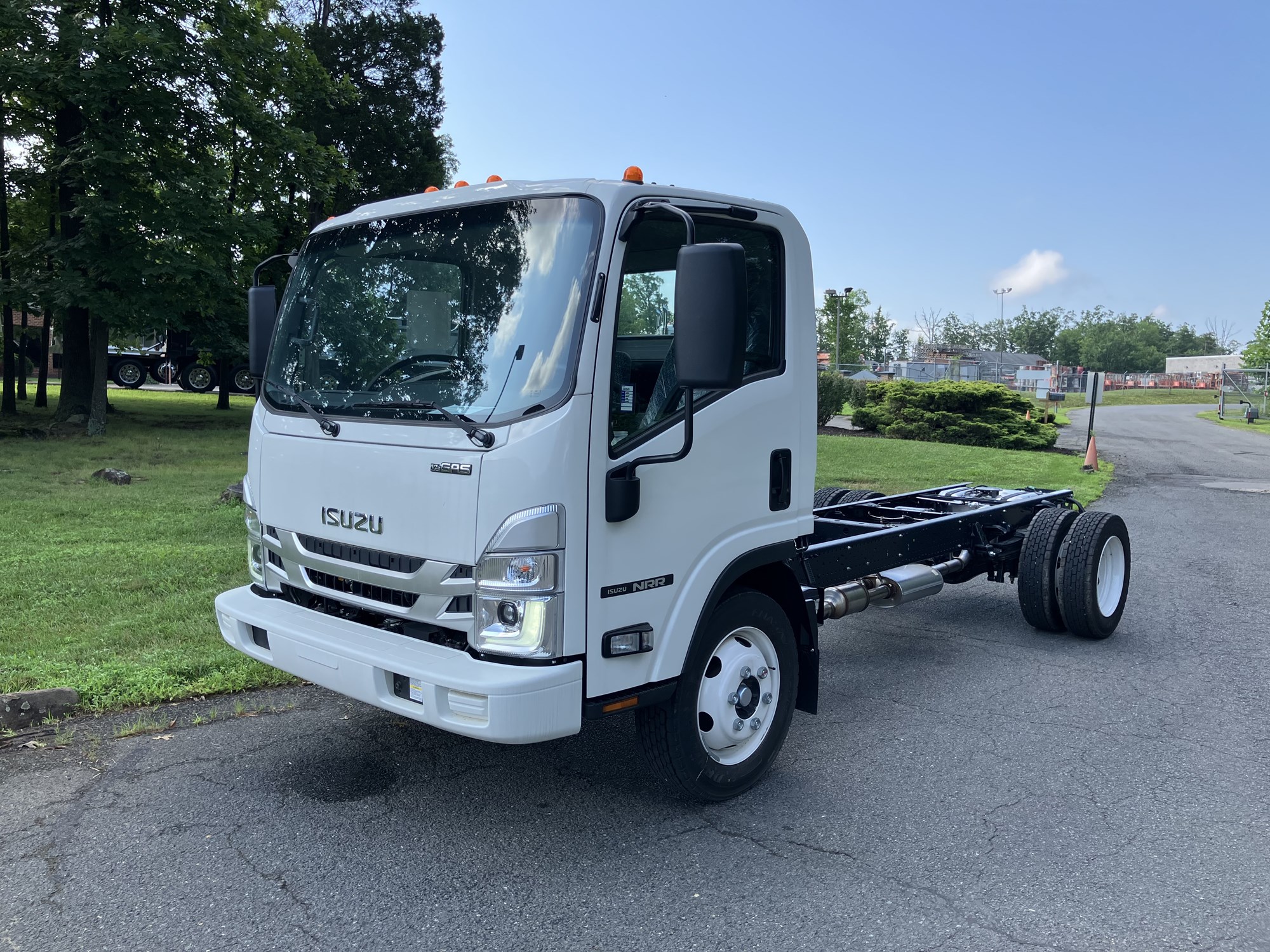 2025 Isuzu NRR GAS 1U3 - image 3 of 6