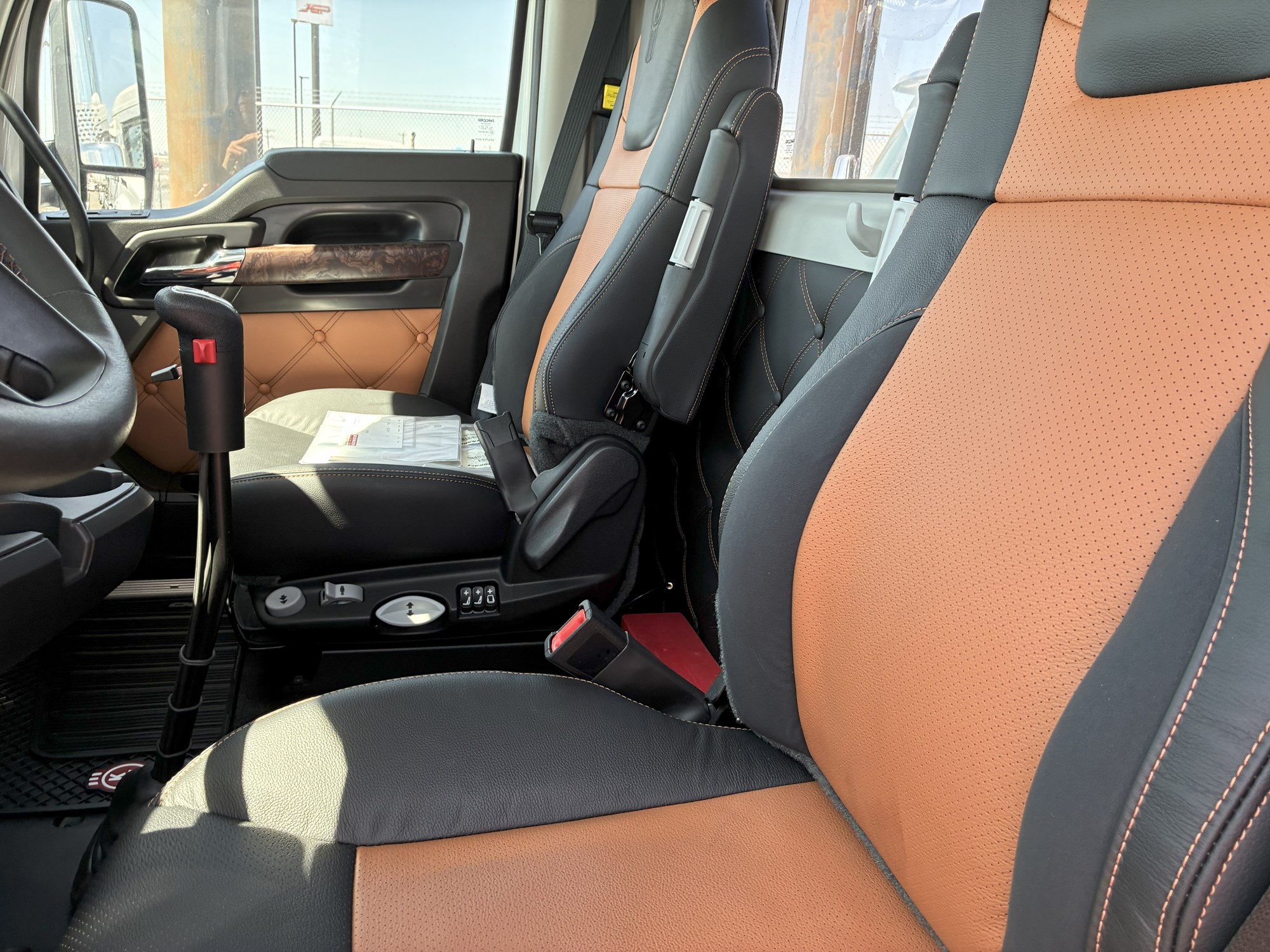 2026 Kenworth T880 - image 2