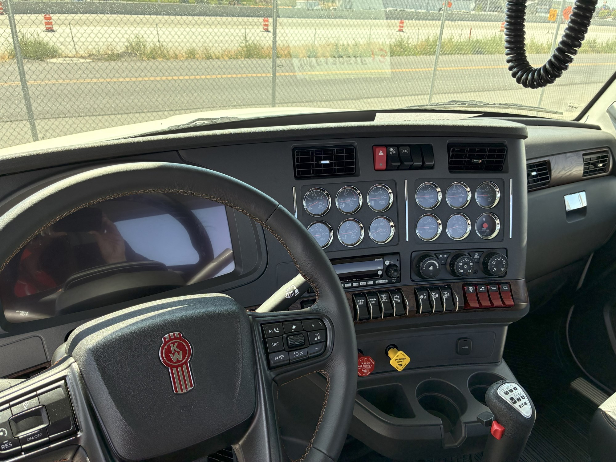 2026 Kenworth T880 - image 3
