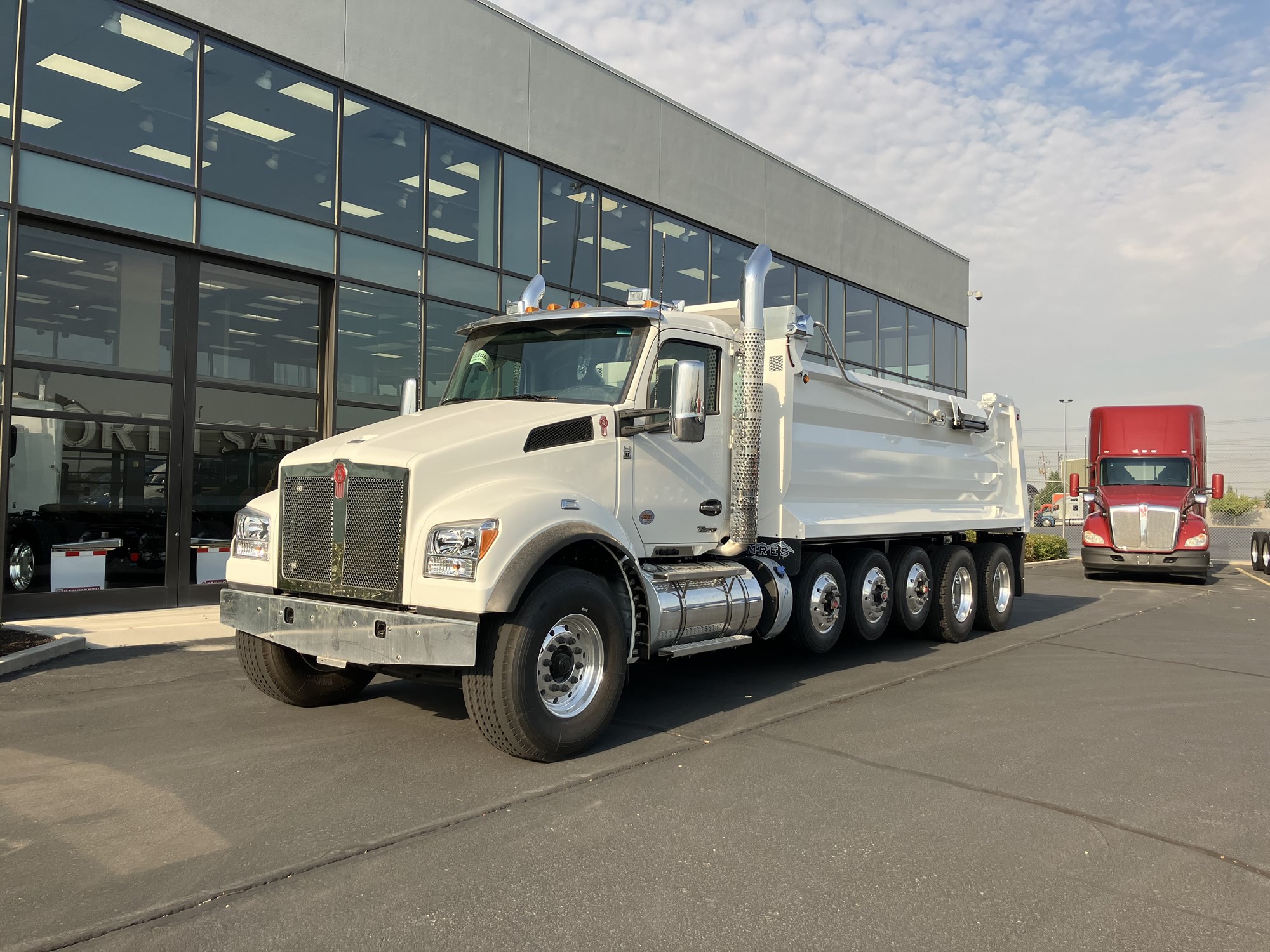 2026 Kenworth T880 - image 1