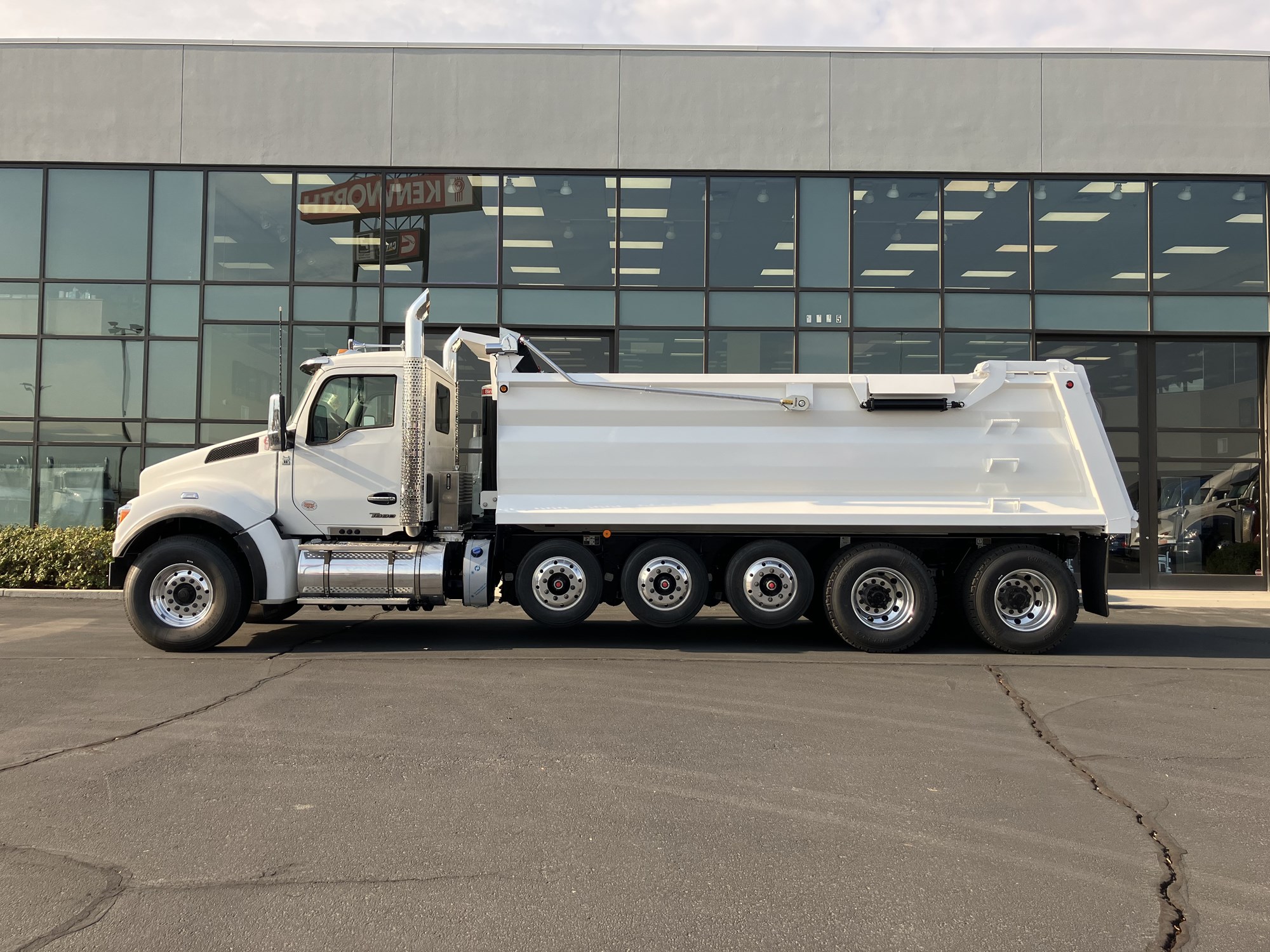 2026 Kenworth T880 - image 6