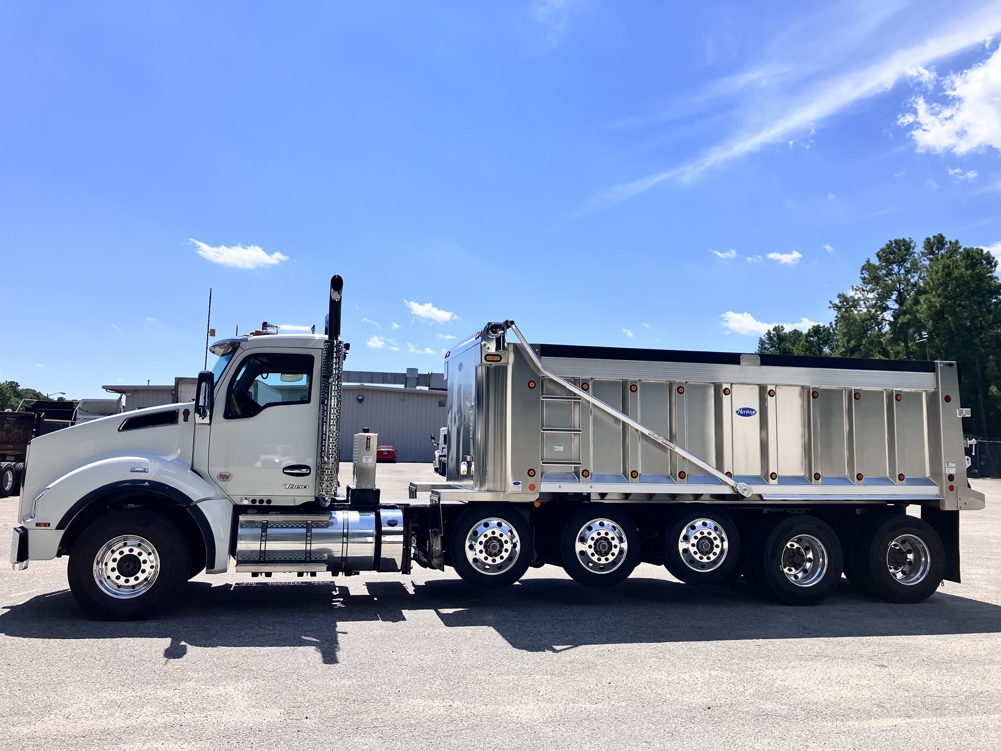 2026 Kenworth T880 - image 2 of 4
