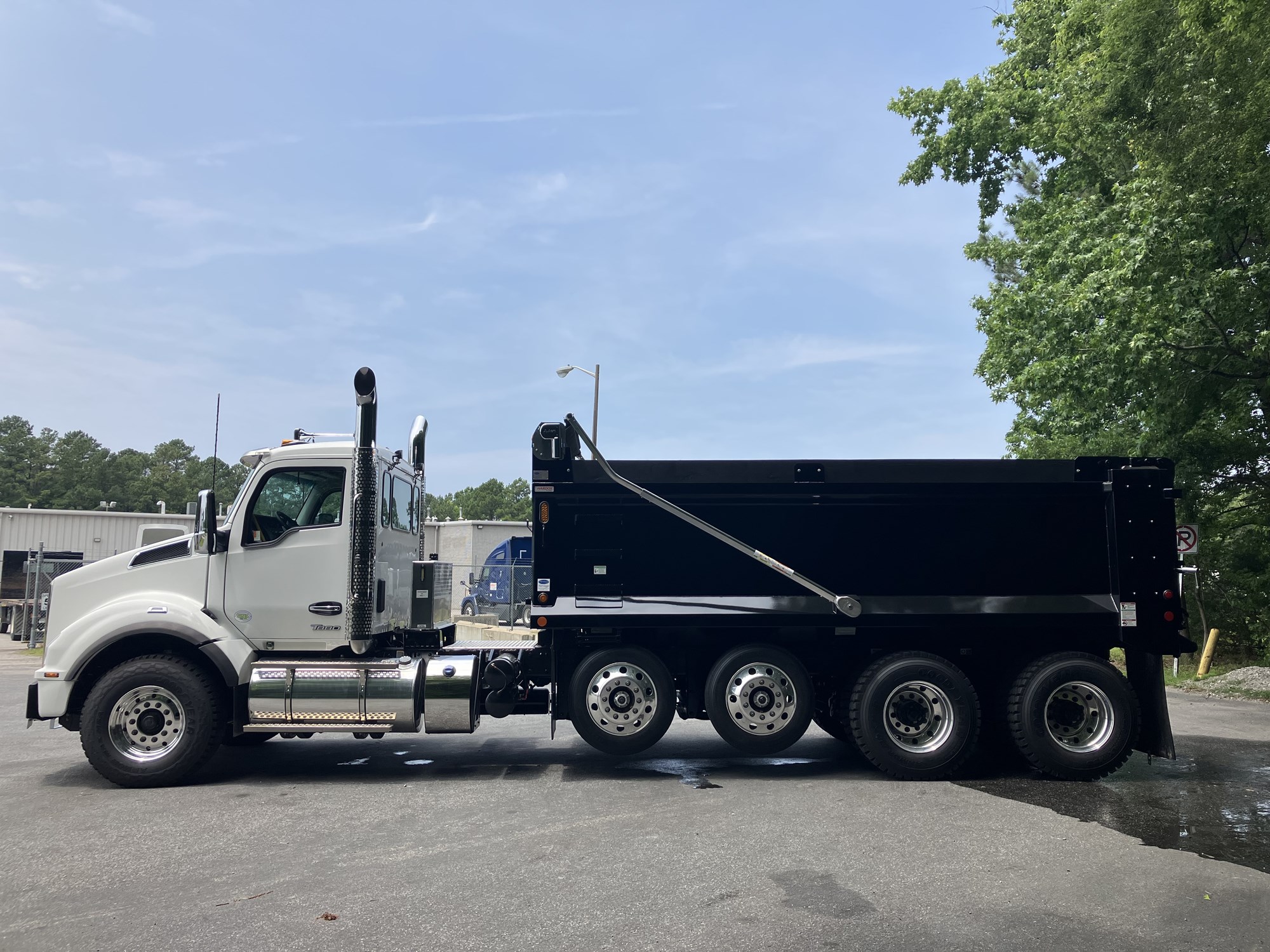 2026 Kenworth T880 - image 3 of 6