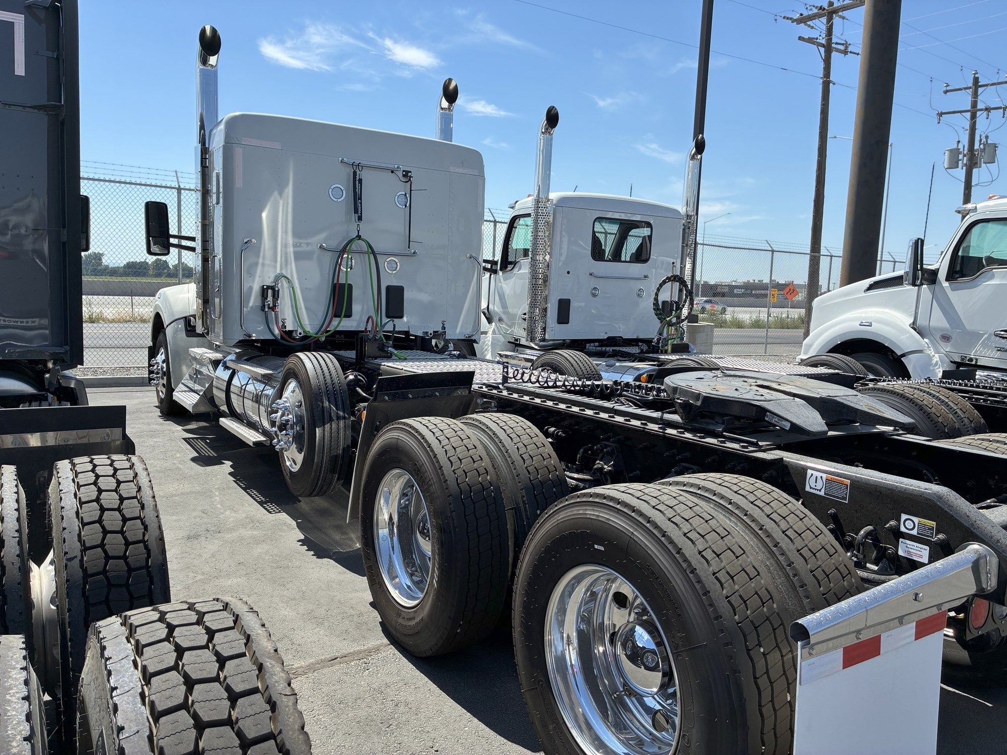 2026 Kenworth W990 - image 3