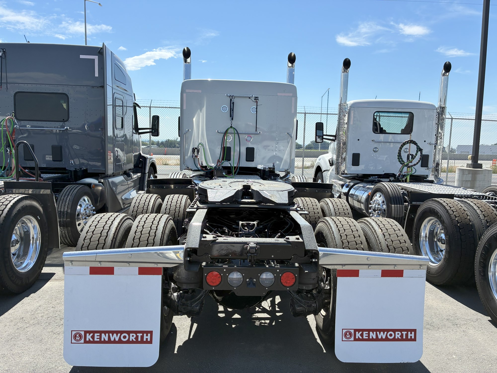 2026 Kenworth W990 - image 4