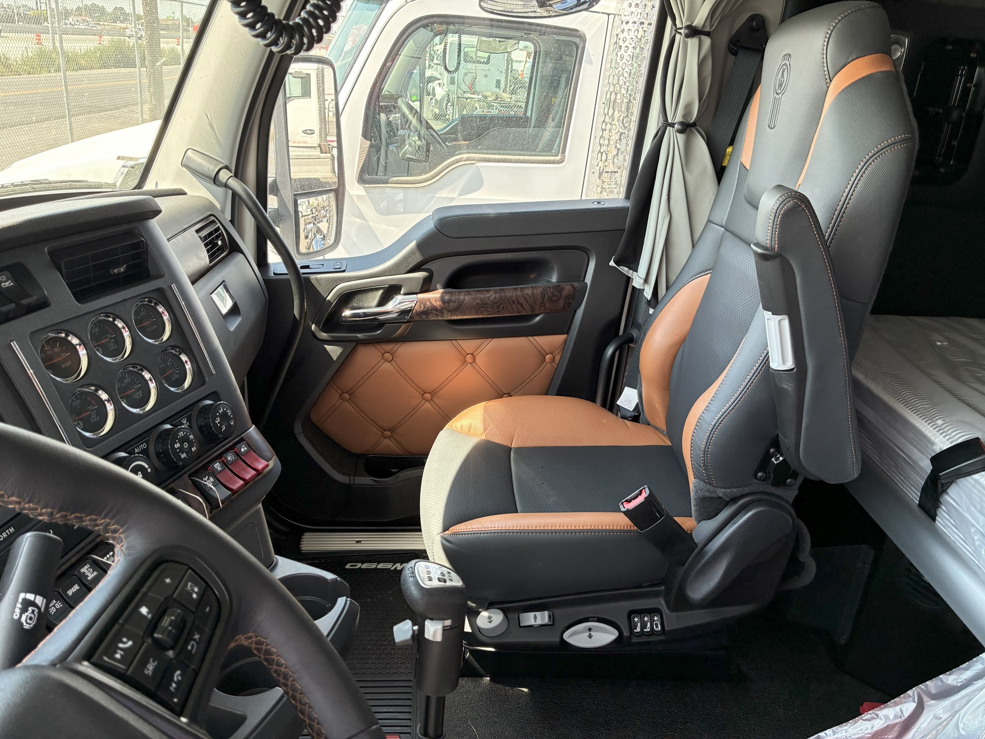 2026 Kenworth W990 - image 6