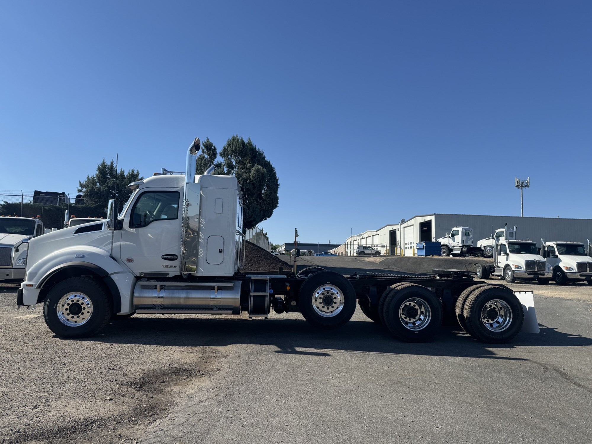 2026 Kenworth T880 - image 2 of 6