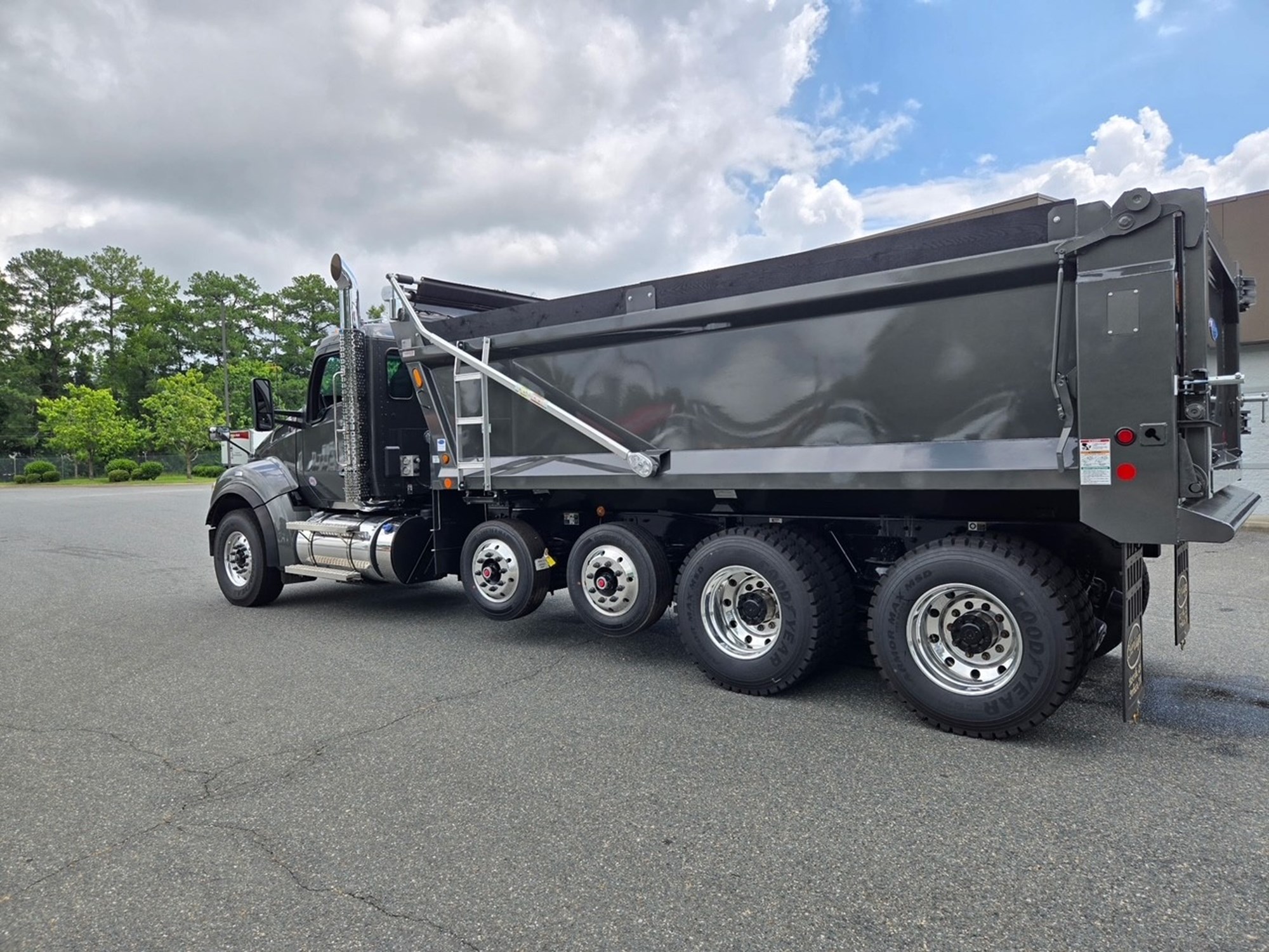 2026 Kenworth T880 - image 2 of 6