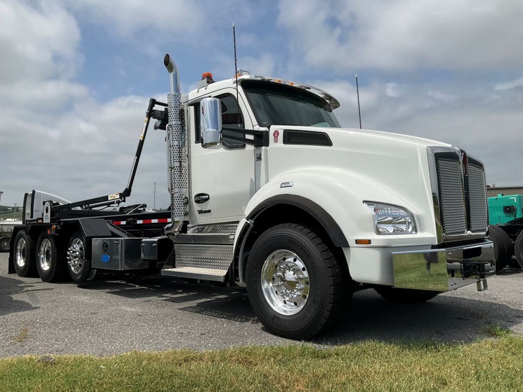 2026 Kenworth T880 2026 Kenworth T880 - image 1 of 6
