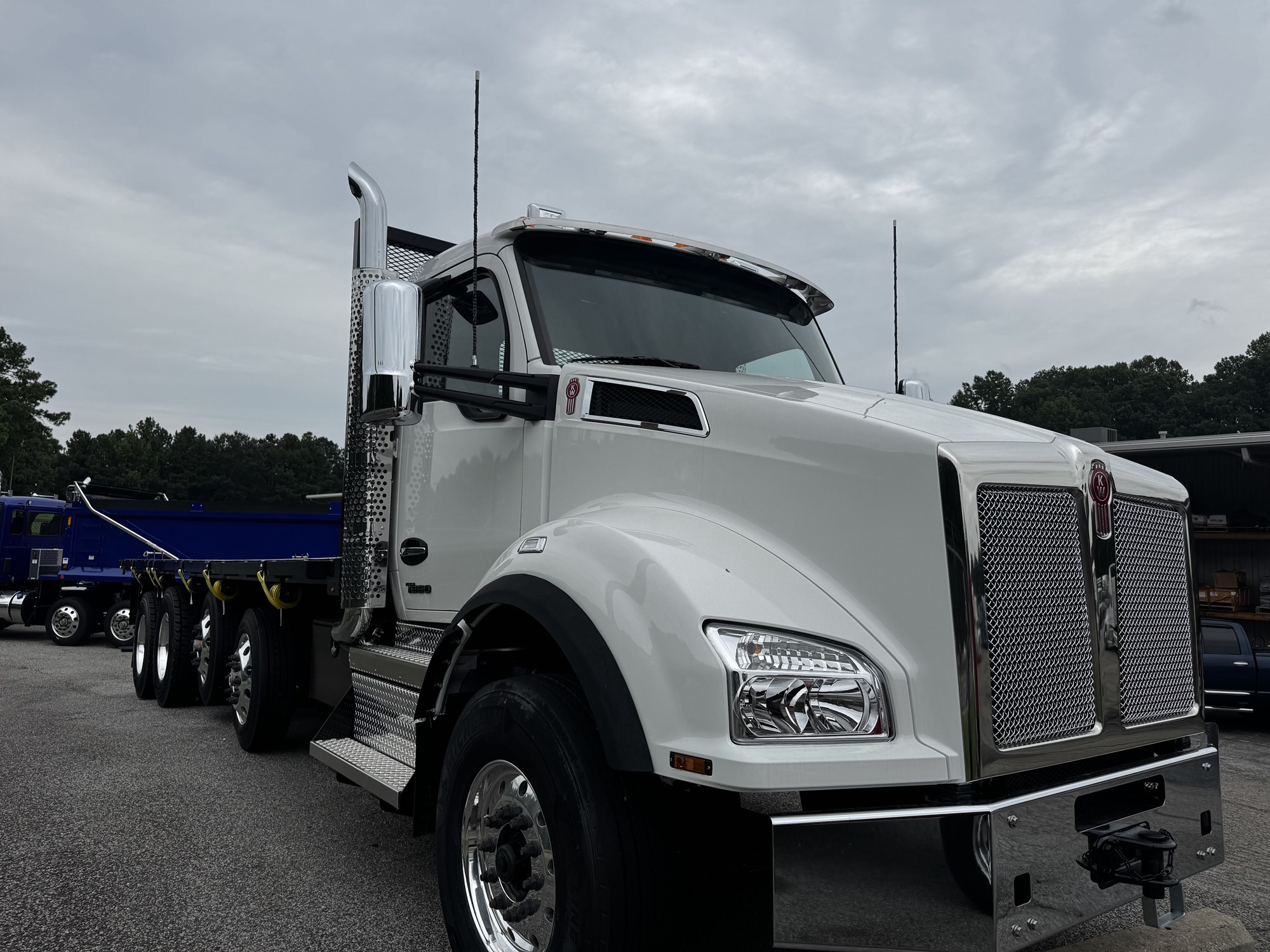 2026 Kenworth T880 - image 1 of 6