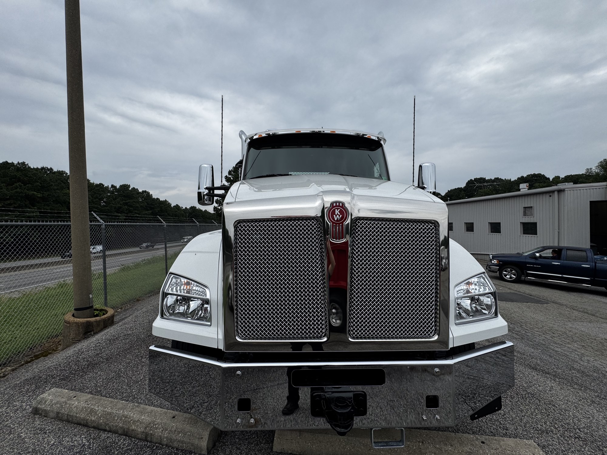 2026 Kenworth T880 - image 2 of 6