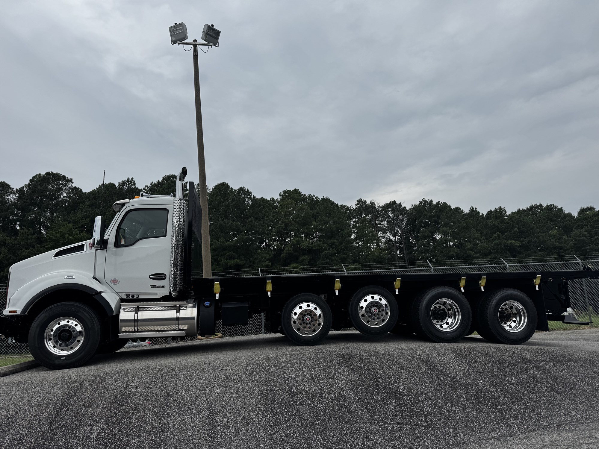2026 Kenworth T880 - image 4 of 6