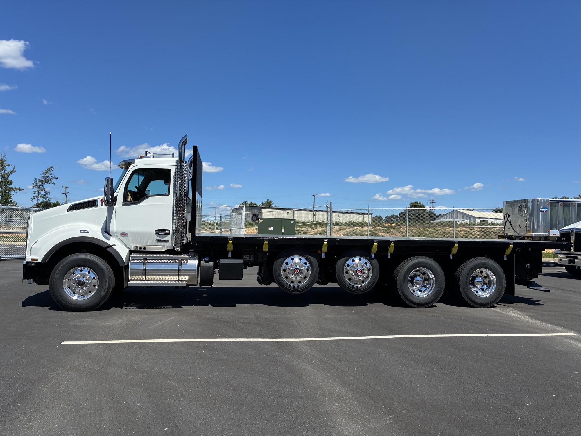 2026 Kenworth T880 - image 2 of 6
