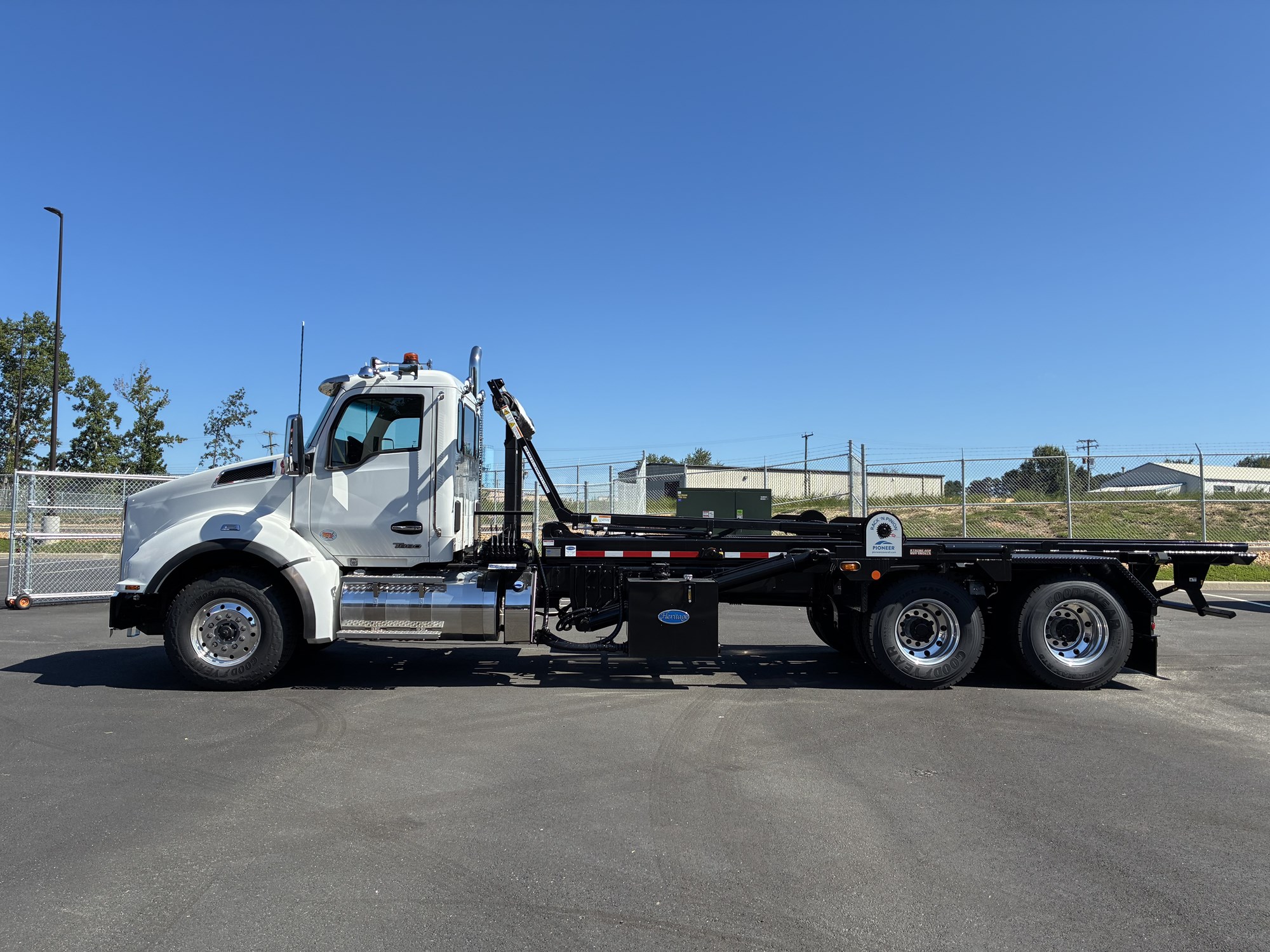 2026 Kenworth T880 - image 1 of 6