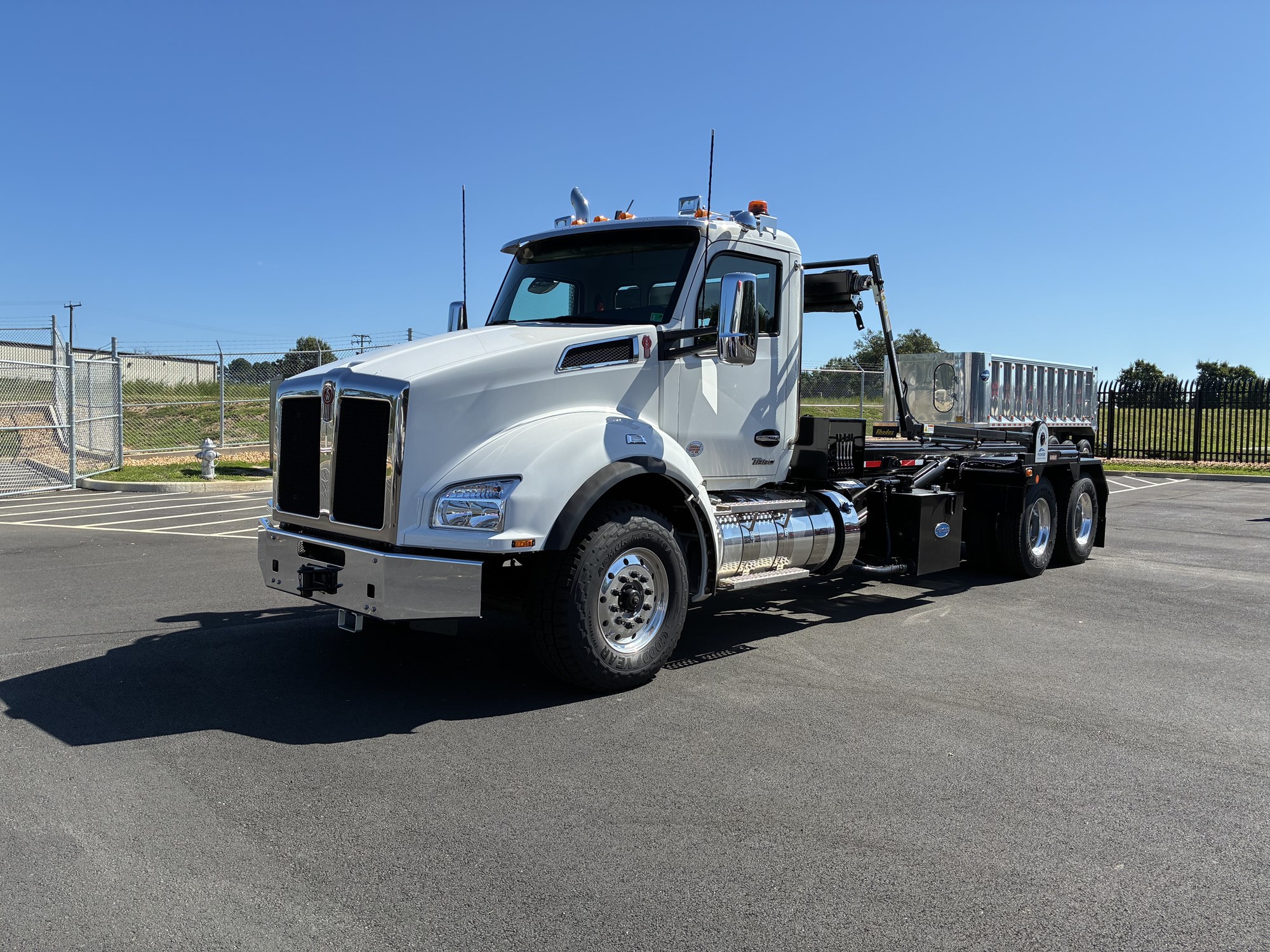 2026 Kenworth T880 - image 2 of 6