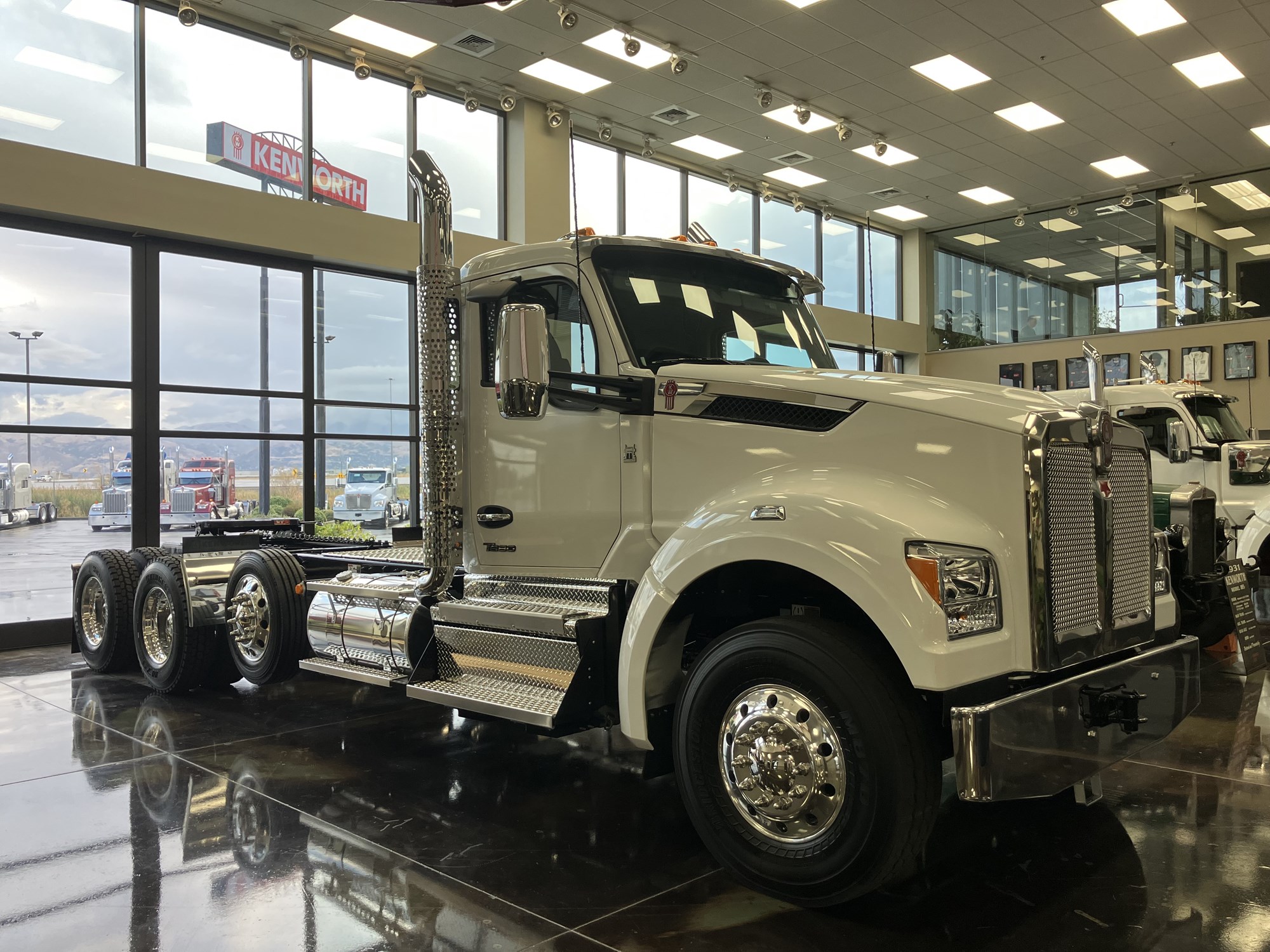 2026 Kenworth T880 - image 1 of 5