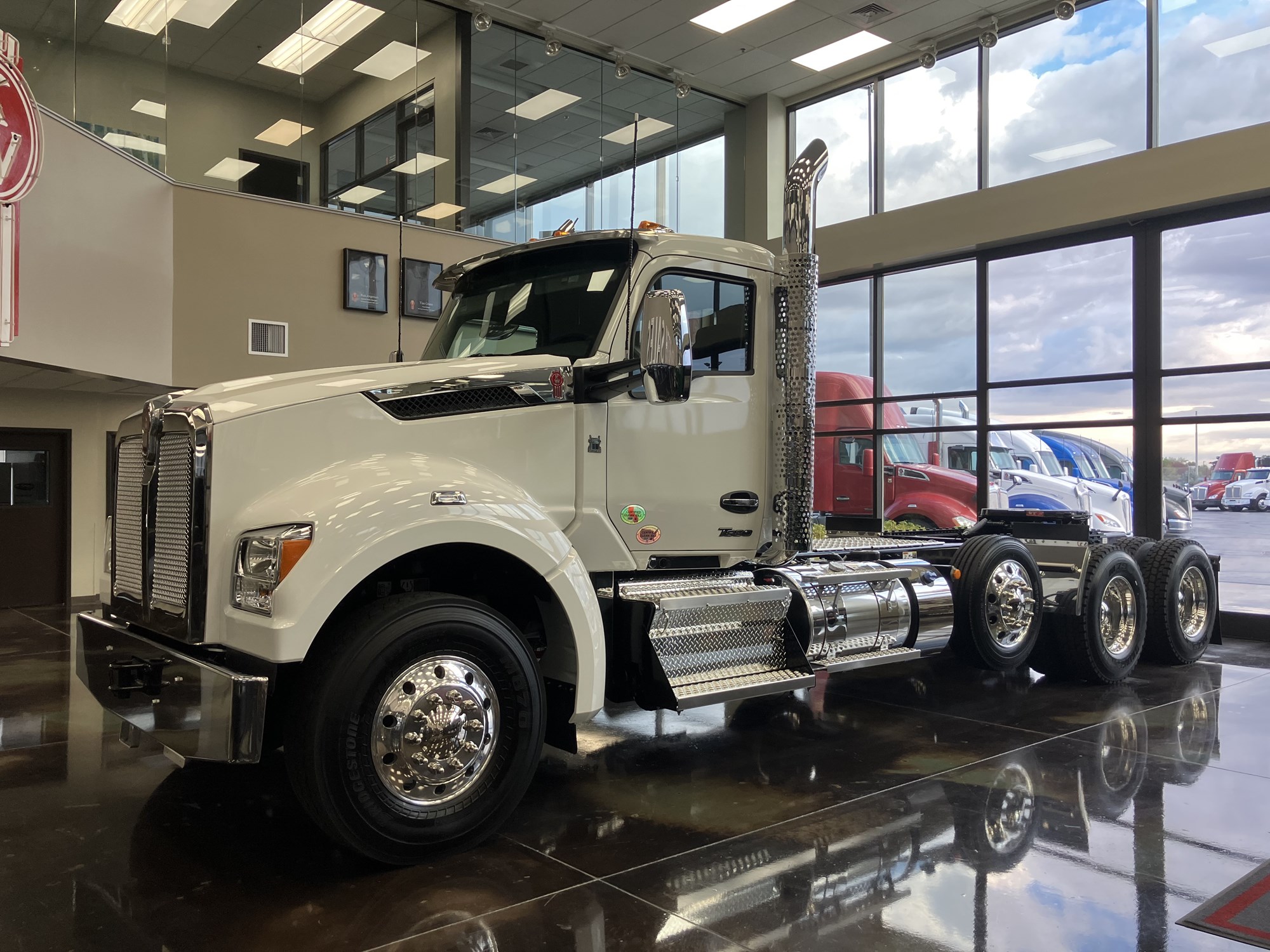 2026 Kenworth T880 - image 2 of 5
