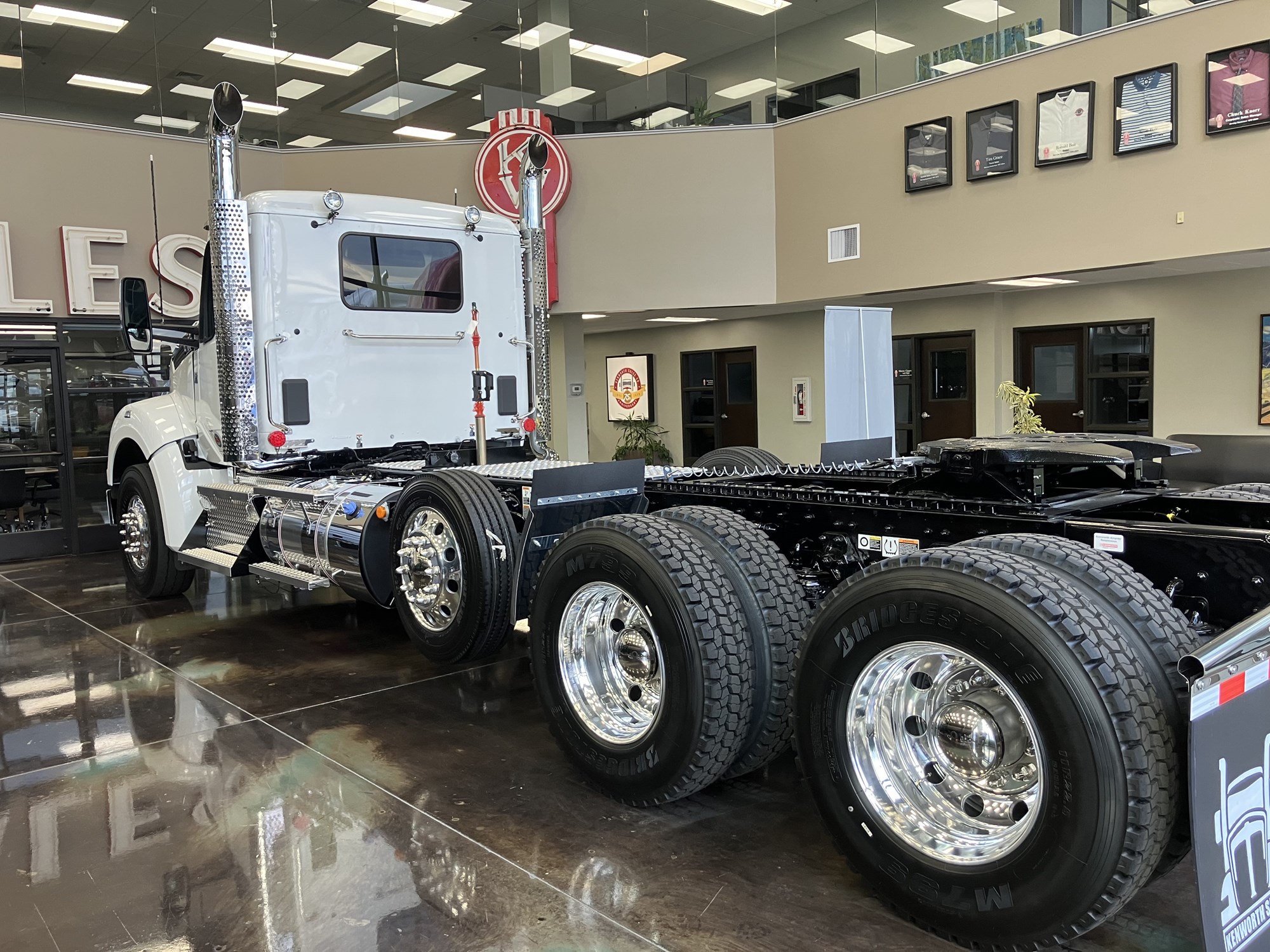 2026 Kenworth T880 - image 3 of 5