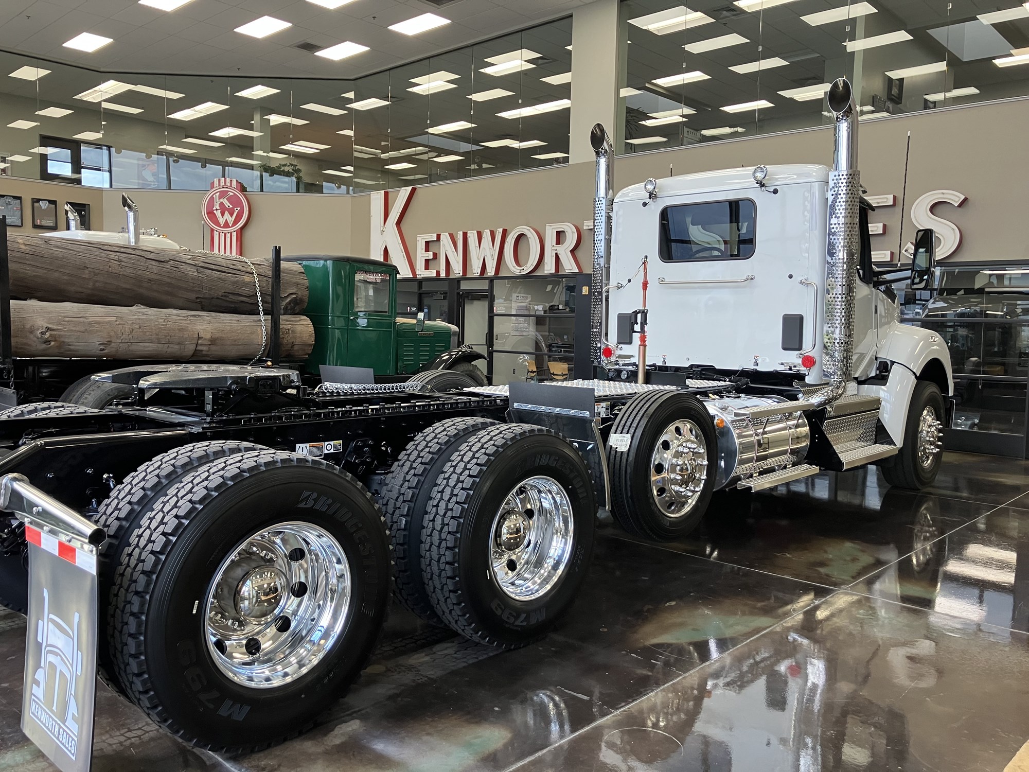 2026 Kenworth T880 - image 4 of 5